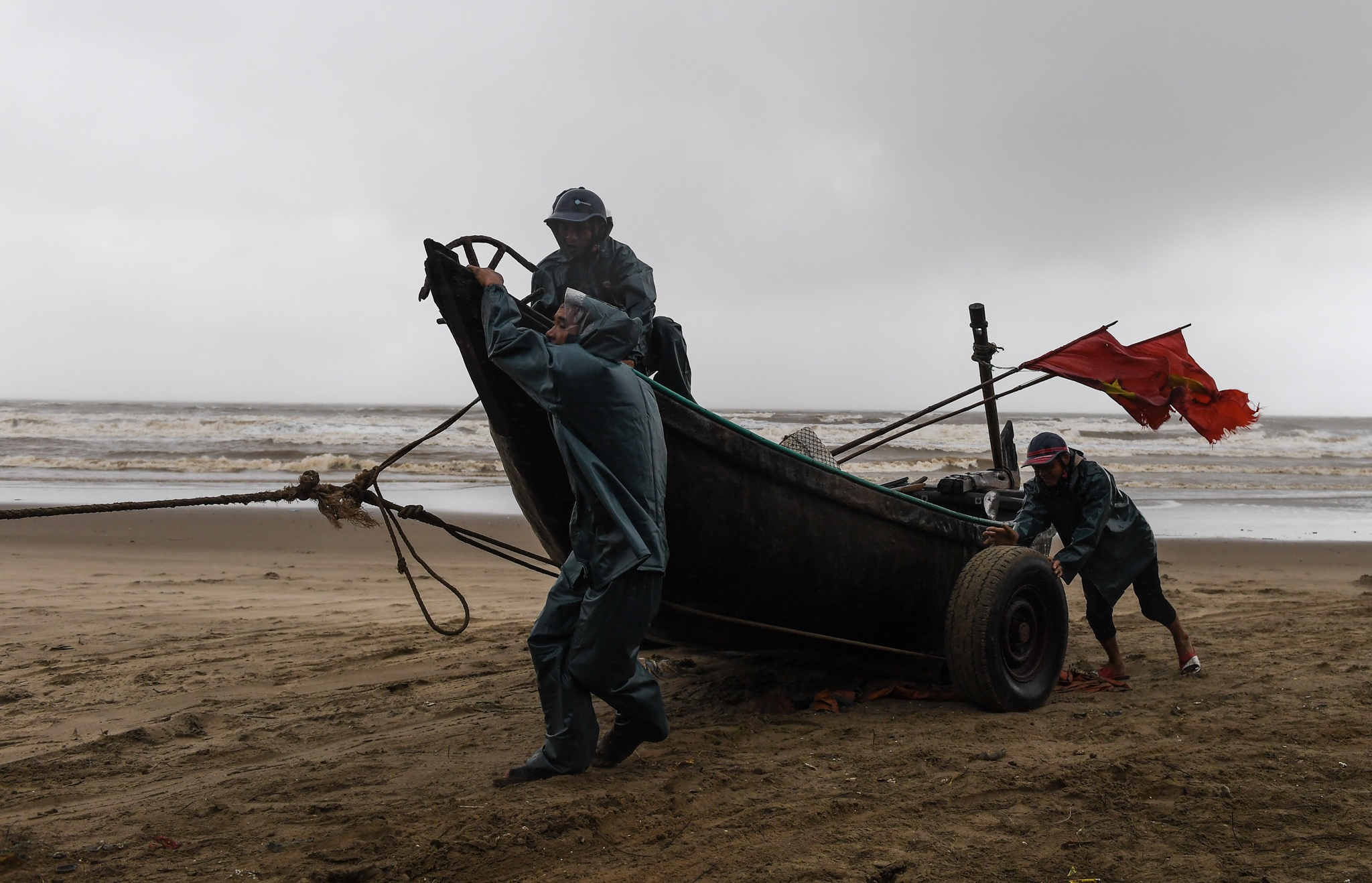 ngu dan Sam Son mang thuyen len duong anh 1