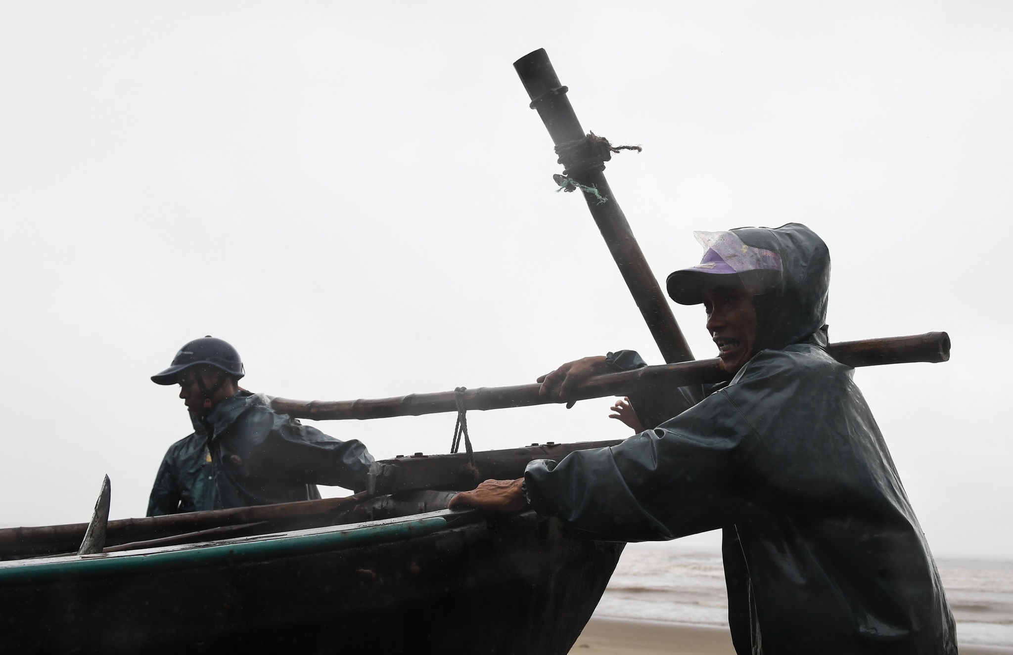 ngu dan Sam Son mang thuyen len duong anh 2