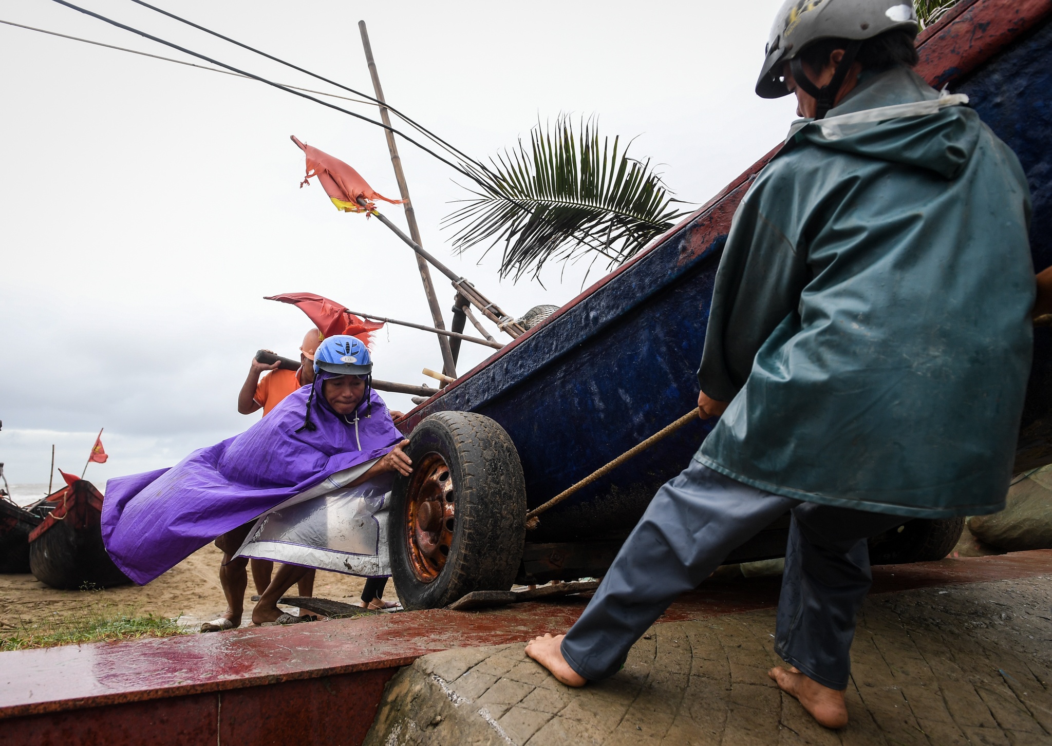ngu dan Sam Son mang thuyen len duong anh 3