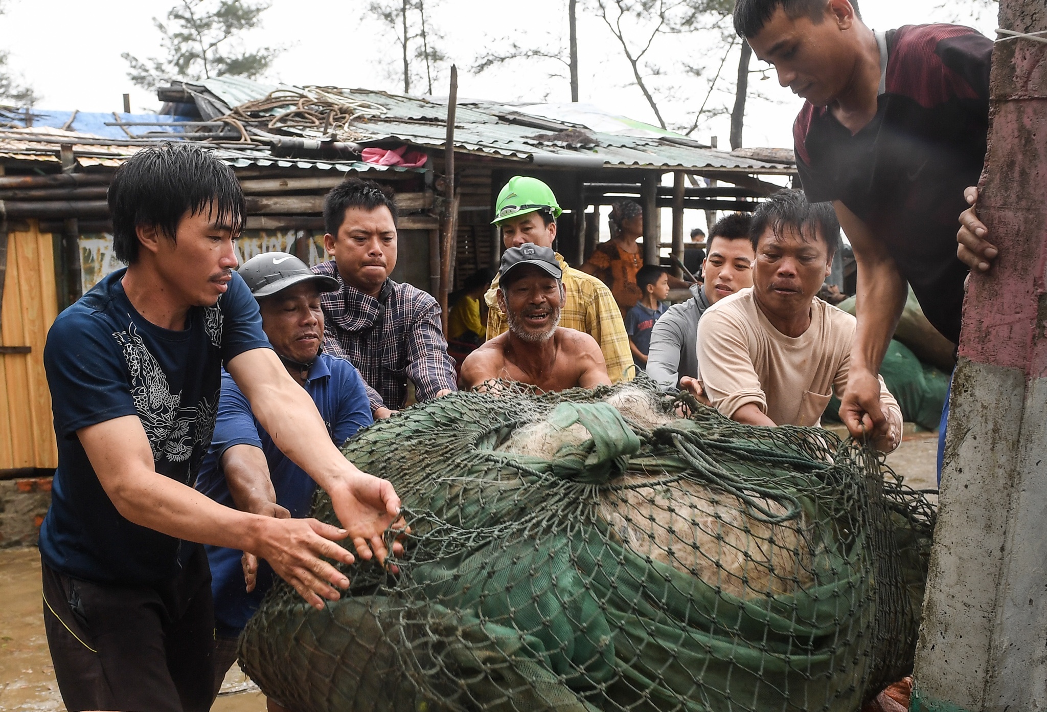 ngu dan Sam Son mang thuyen len duong anh 5
