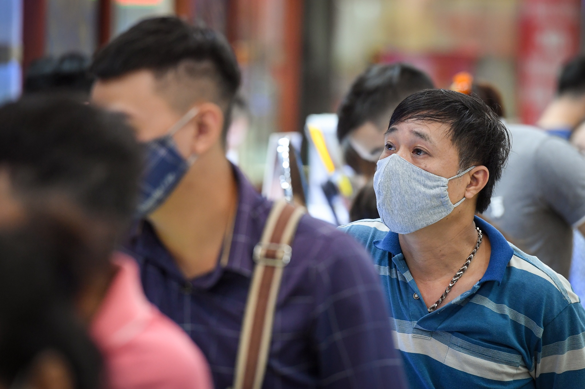 Chen chan ban vang ngay gia cao ky luc, vuot 62 trieu dong/luong hinh anh