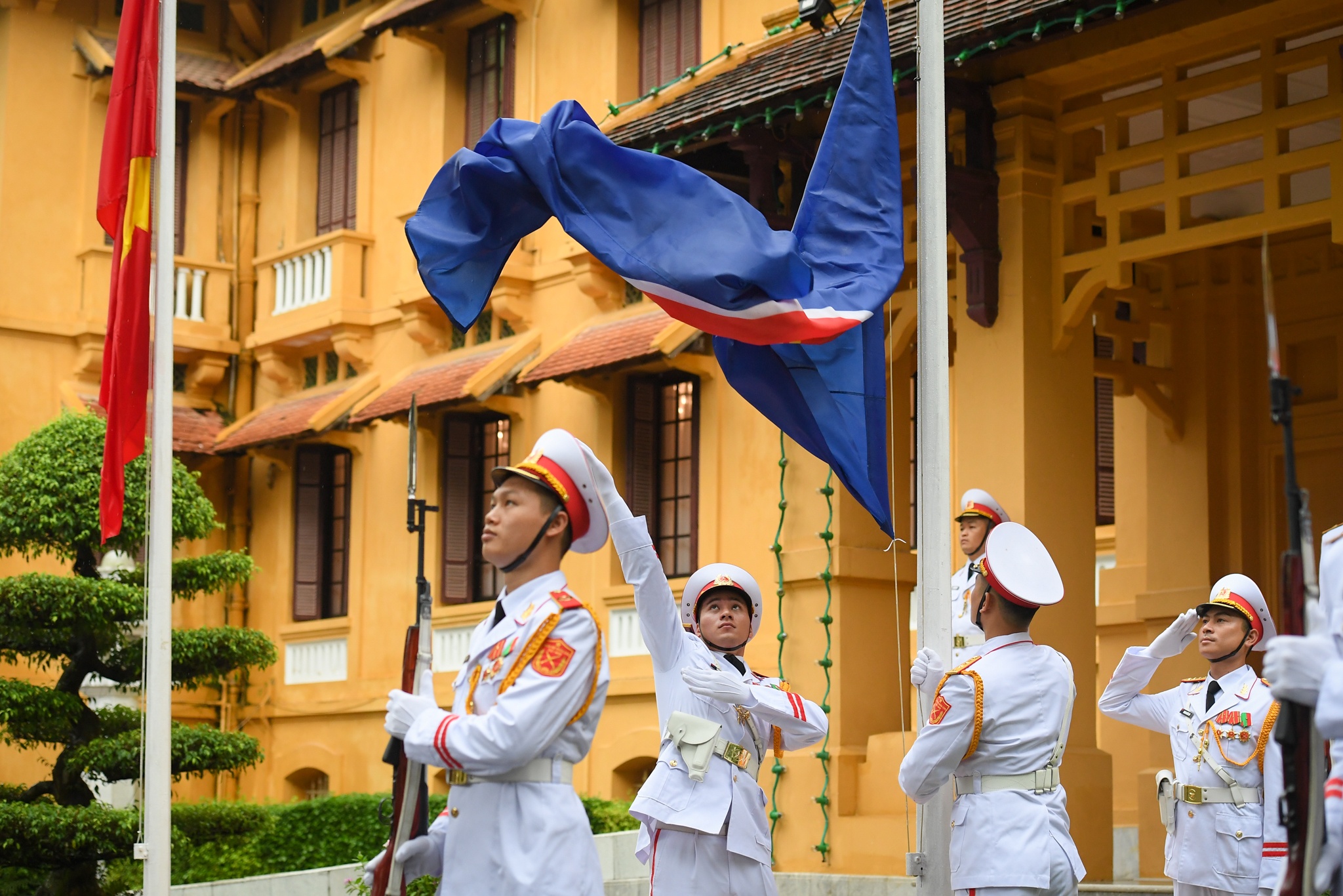 Le thuong co ASEAN ky niem 53 nam thanh lap tai Ha Noi hinh anh