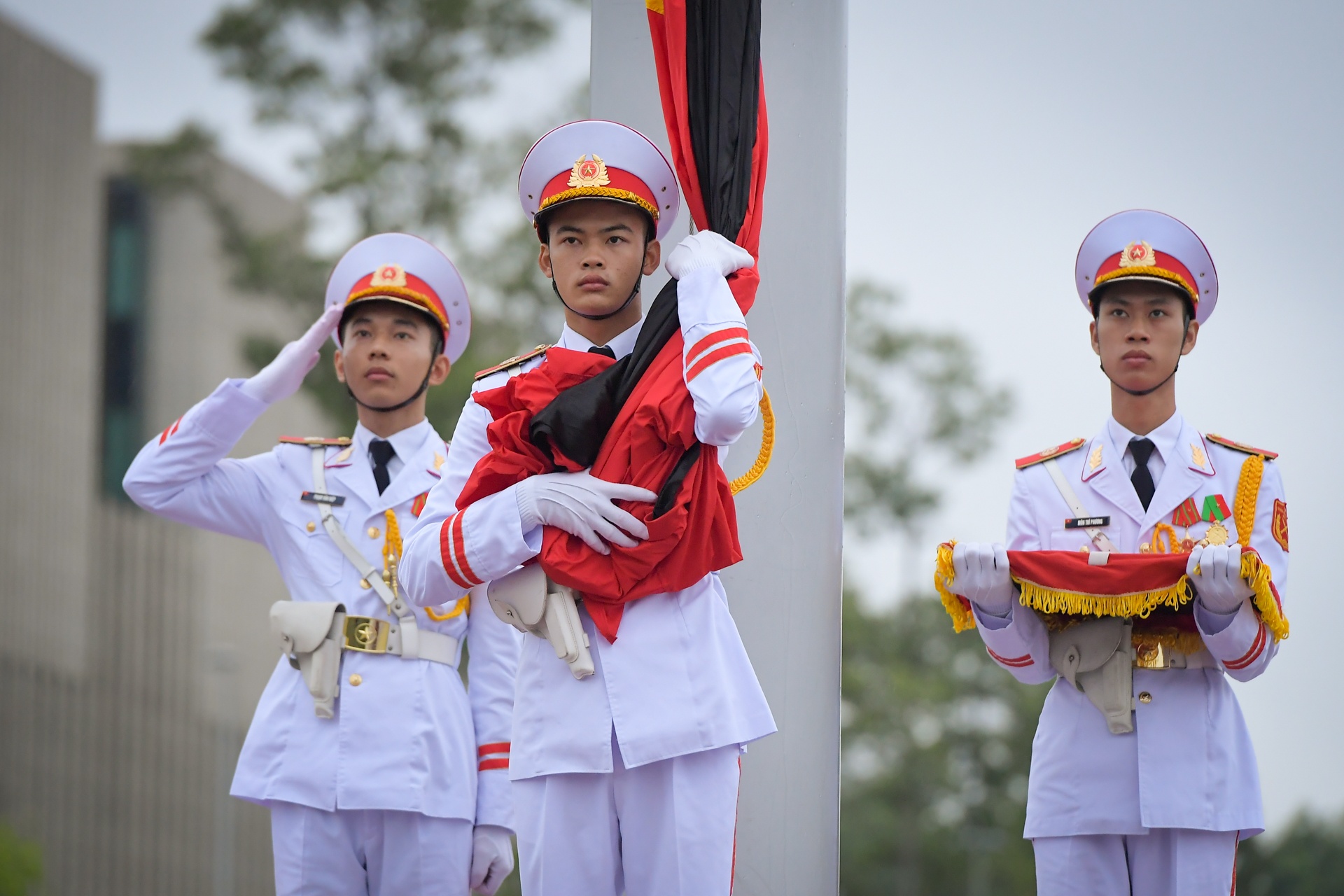 Ha Noi treo co ru Quoc tang nguyen Tong bi thu Le Kha Phieu hinh anh