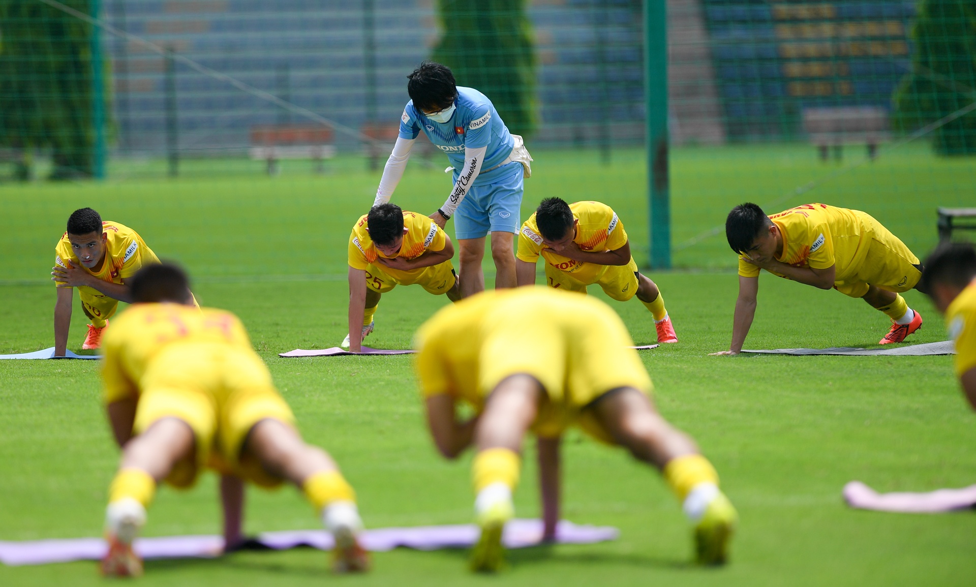 HLV Park Hang-seo chong day mot tay anh 3