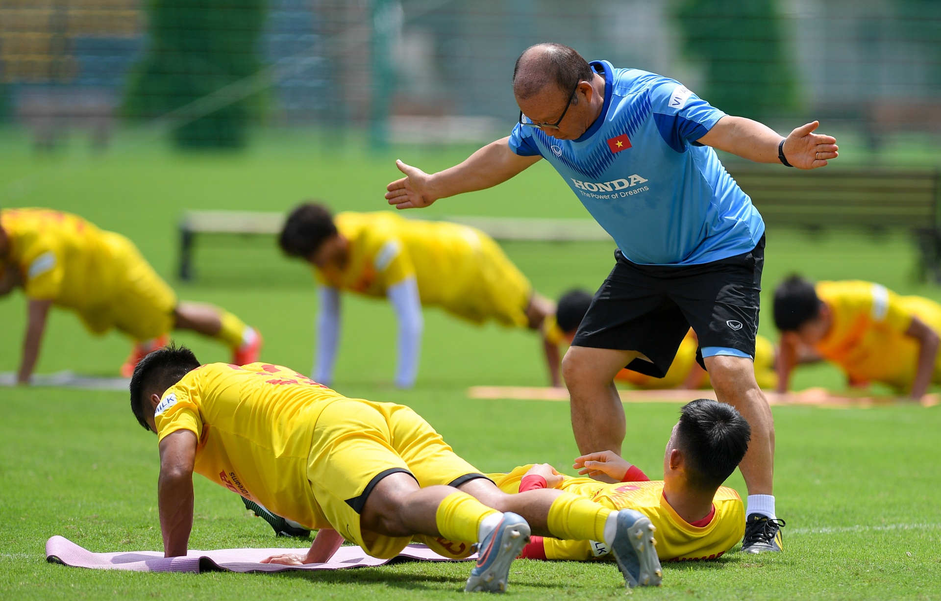 HLV Park Hang-seo chong day mot tay anh 4