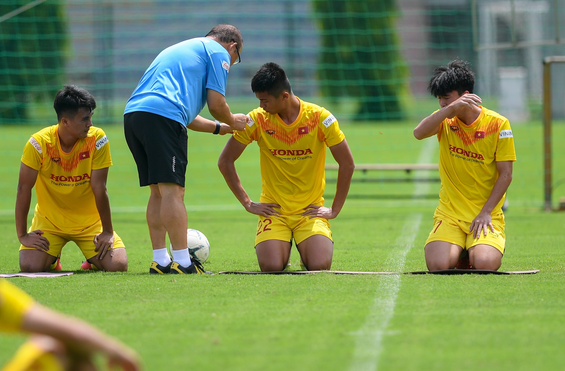 HLV Park Hang-seo chong day mot tay anh 6