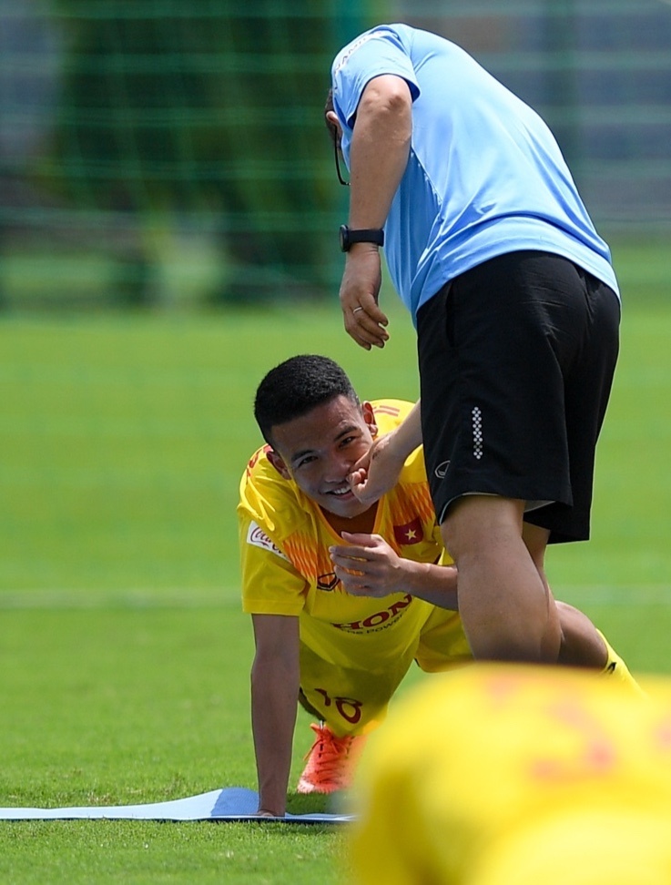 HLV Park Hang-seo chong day mot tay anh 8