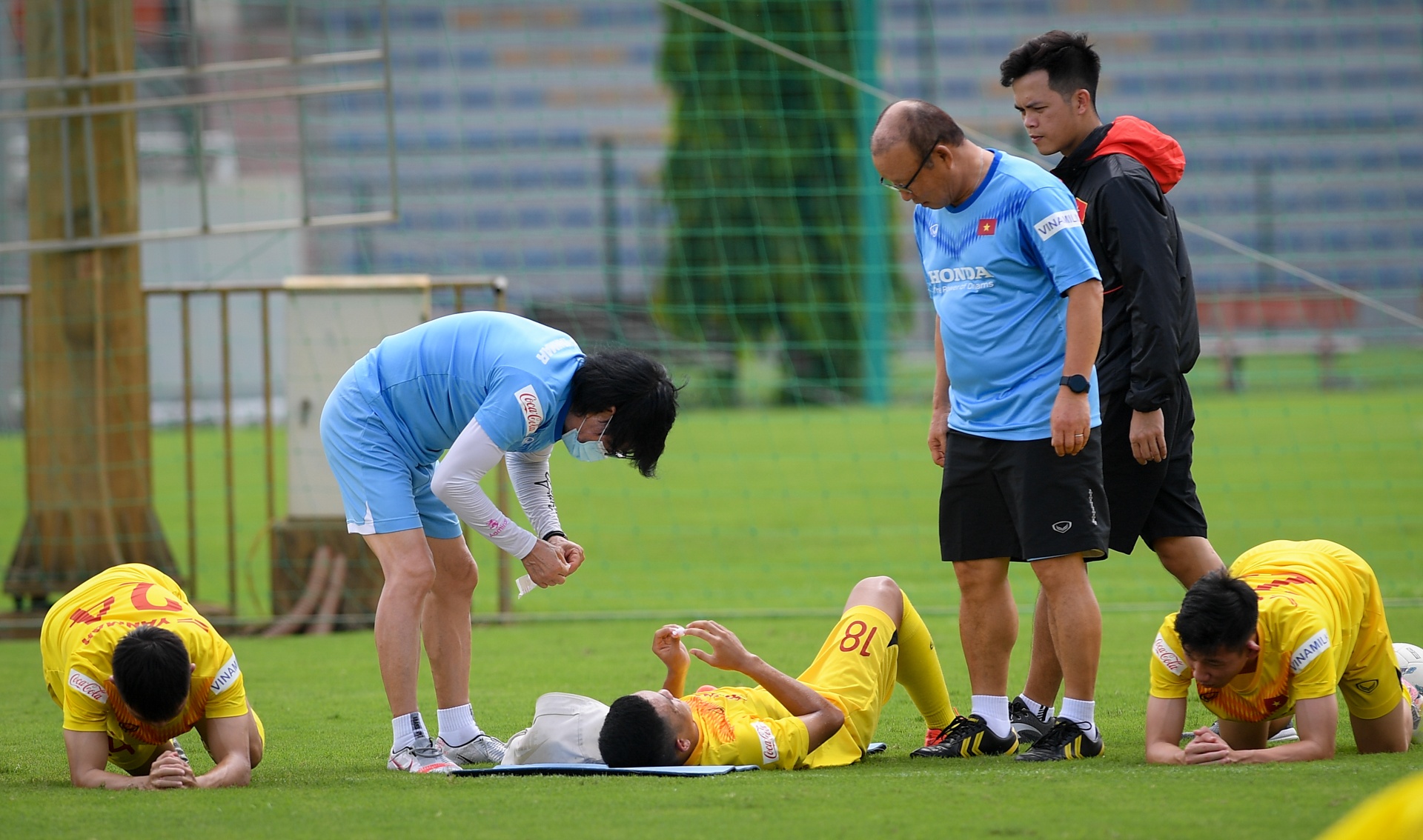HLV Park Hang-seo chong day mot tay anh 7