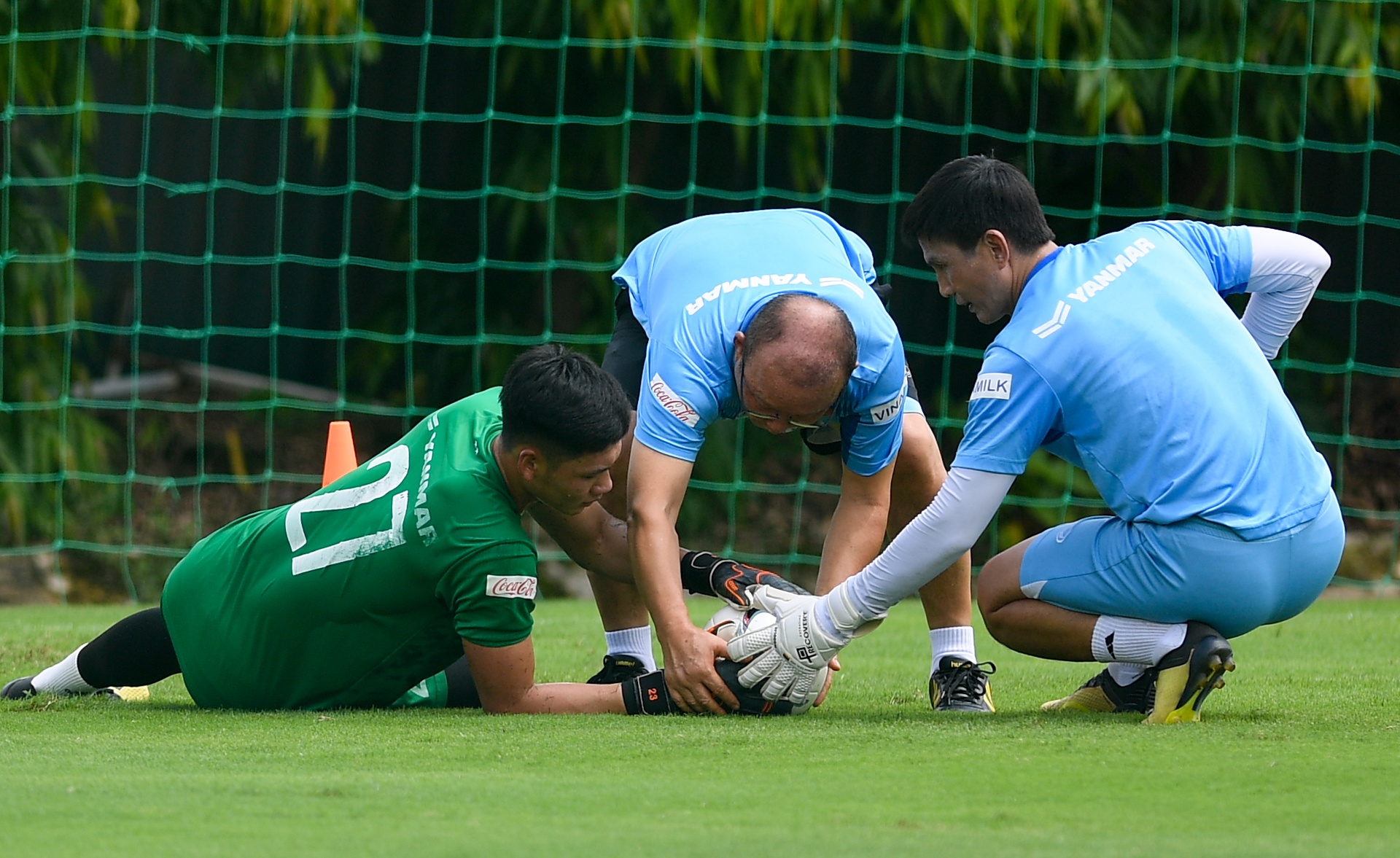 HLV Park Hang-seo chong day mot tay anh 9