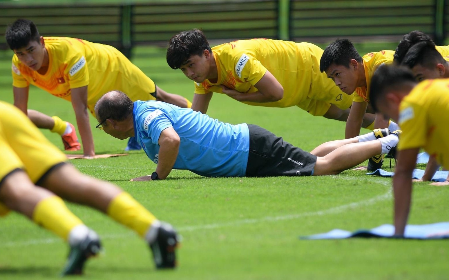 HLV Park Hang-seo chong day mot tay anh 5