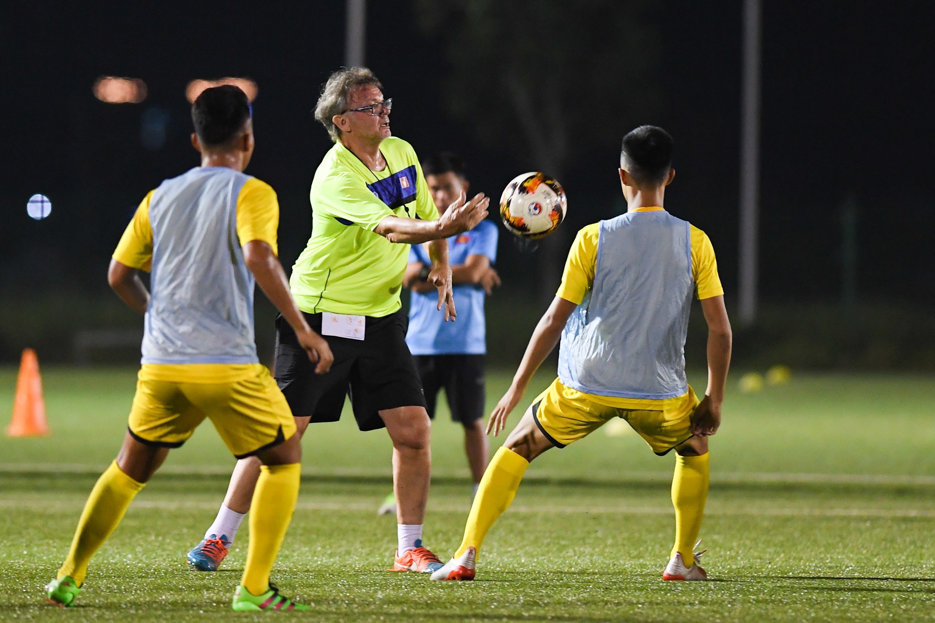 U19 Viet Nam luyen quan luc nua dem anh 3