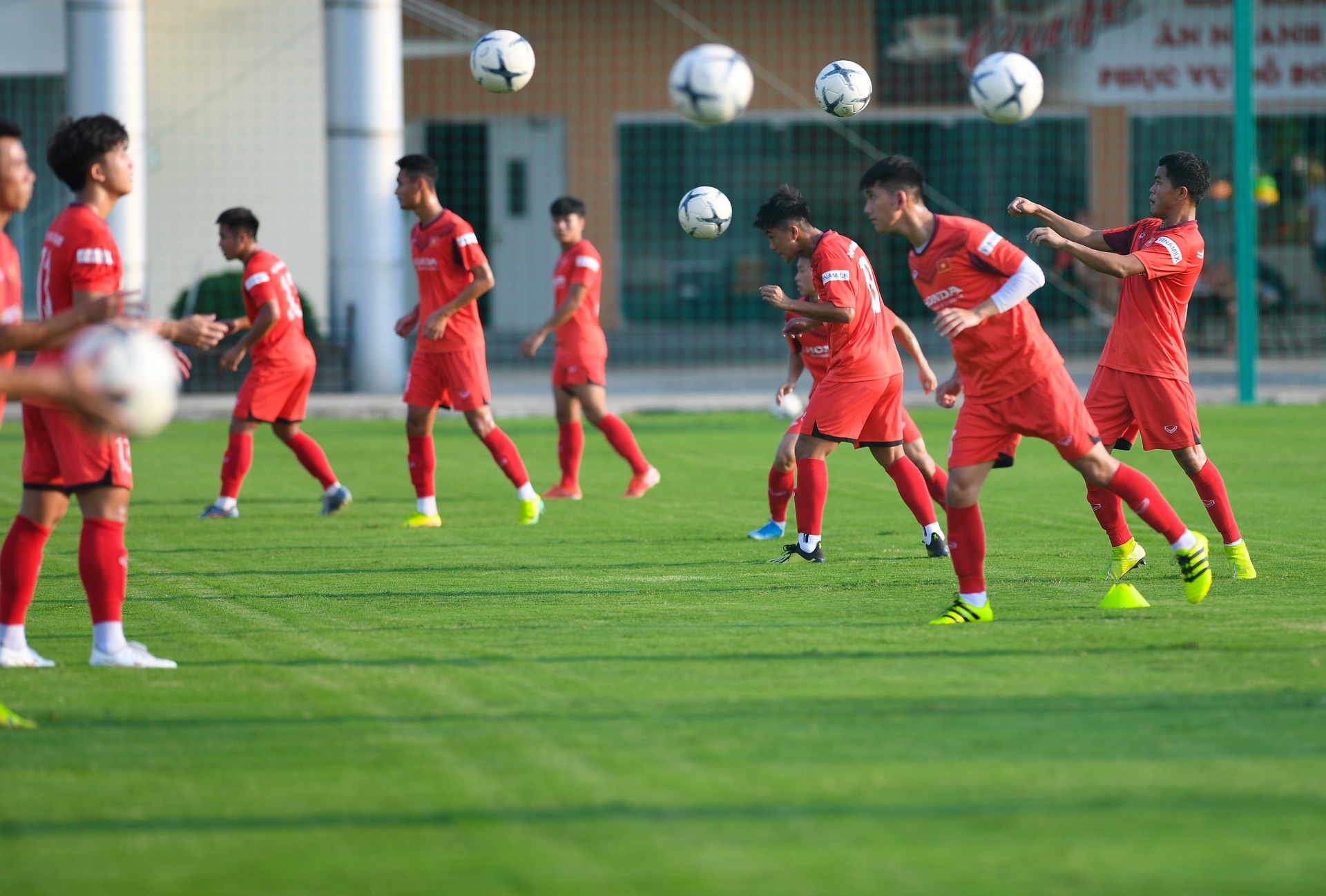 Cau thu U22 Viet Nam hop suc day oto anh 1