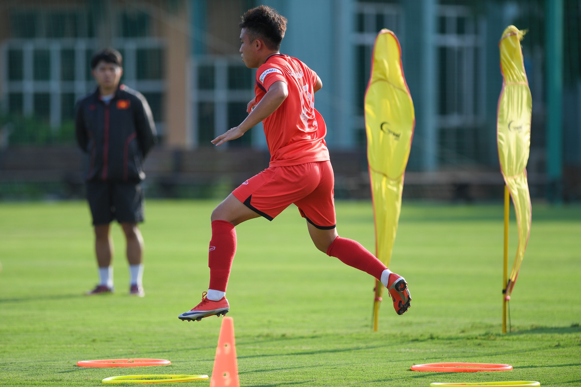 Cau thu U22 Viet Nam hop suc day oto anh 2