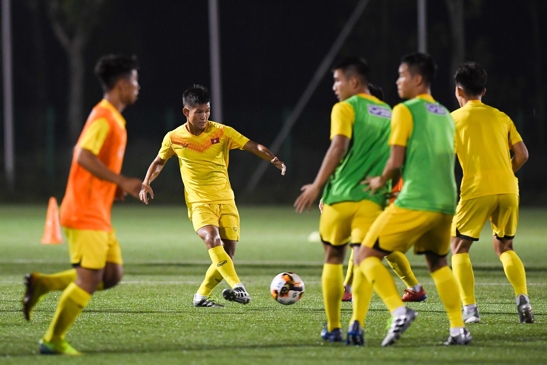 U19 Viet Nam luyen quan luc nua dem anh 4