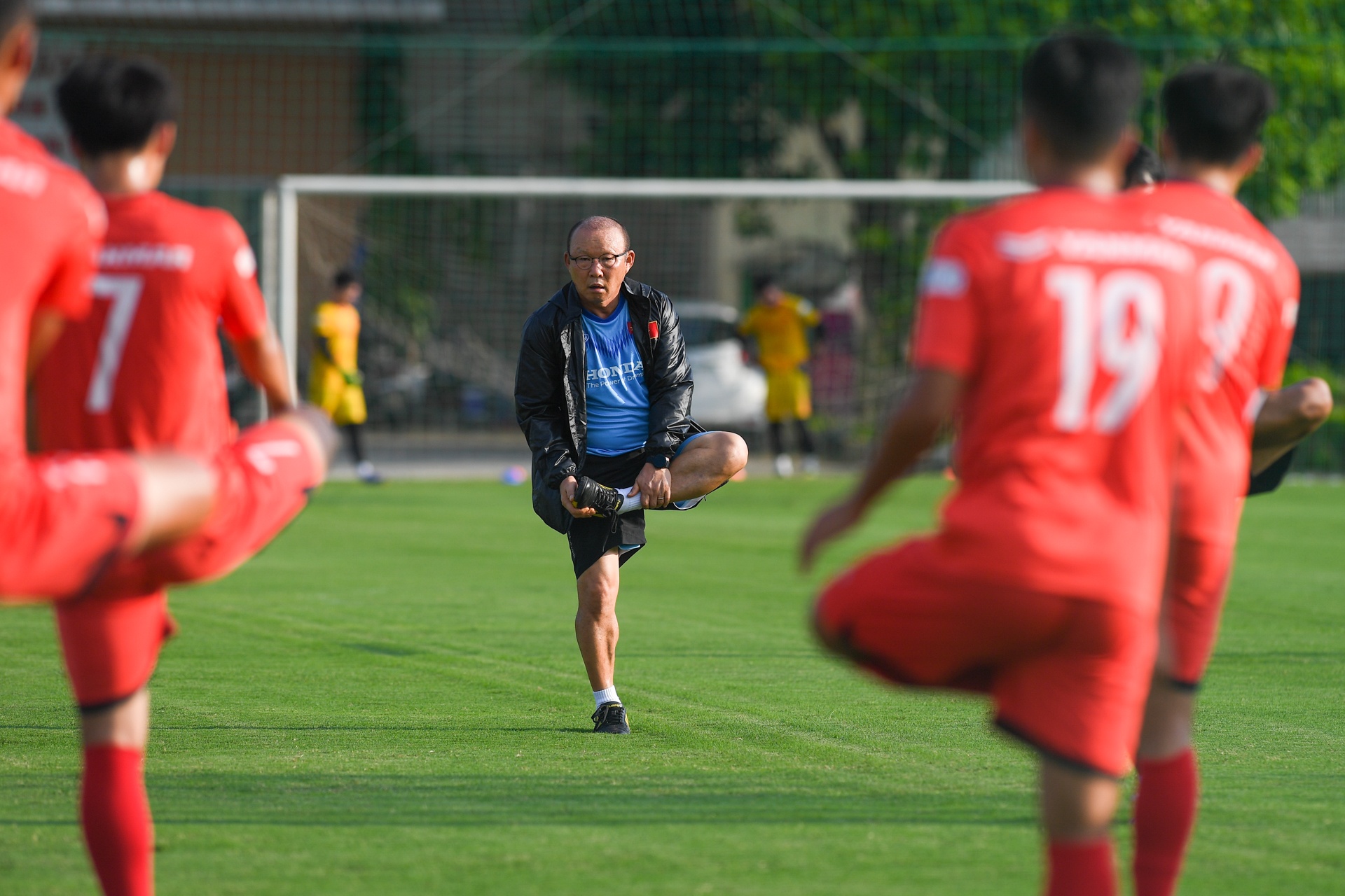 Cau thu U22 Viet Nam hop suc day oto anh 4