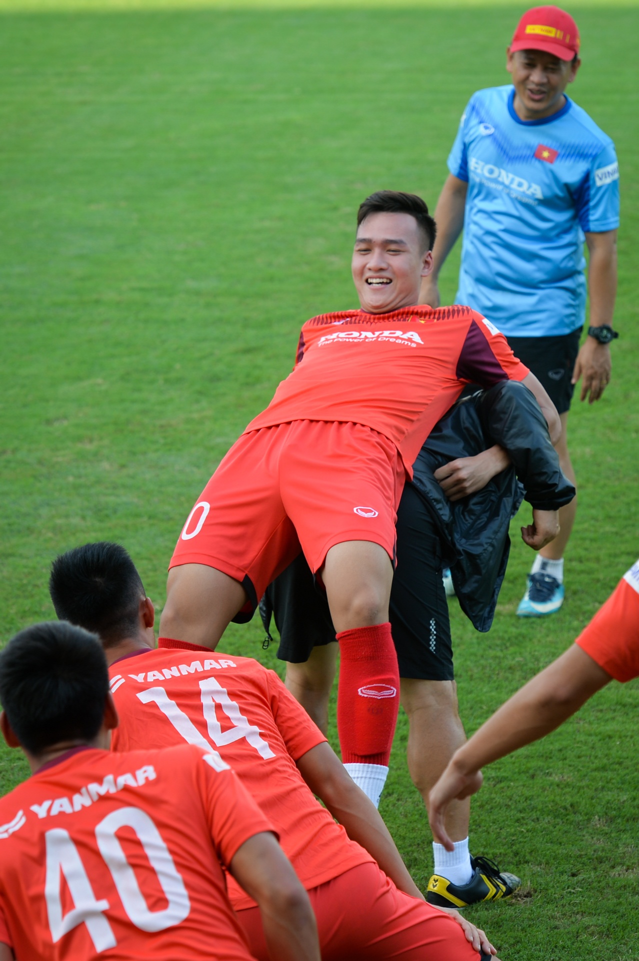 Cau thu U22 Viet Nam hop suc day oto anh 5