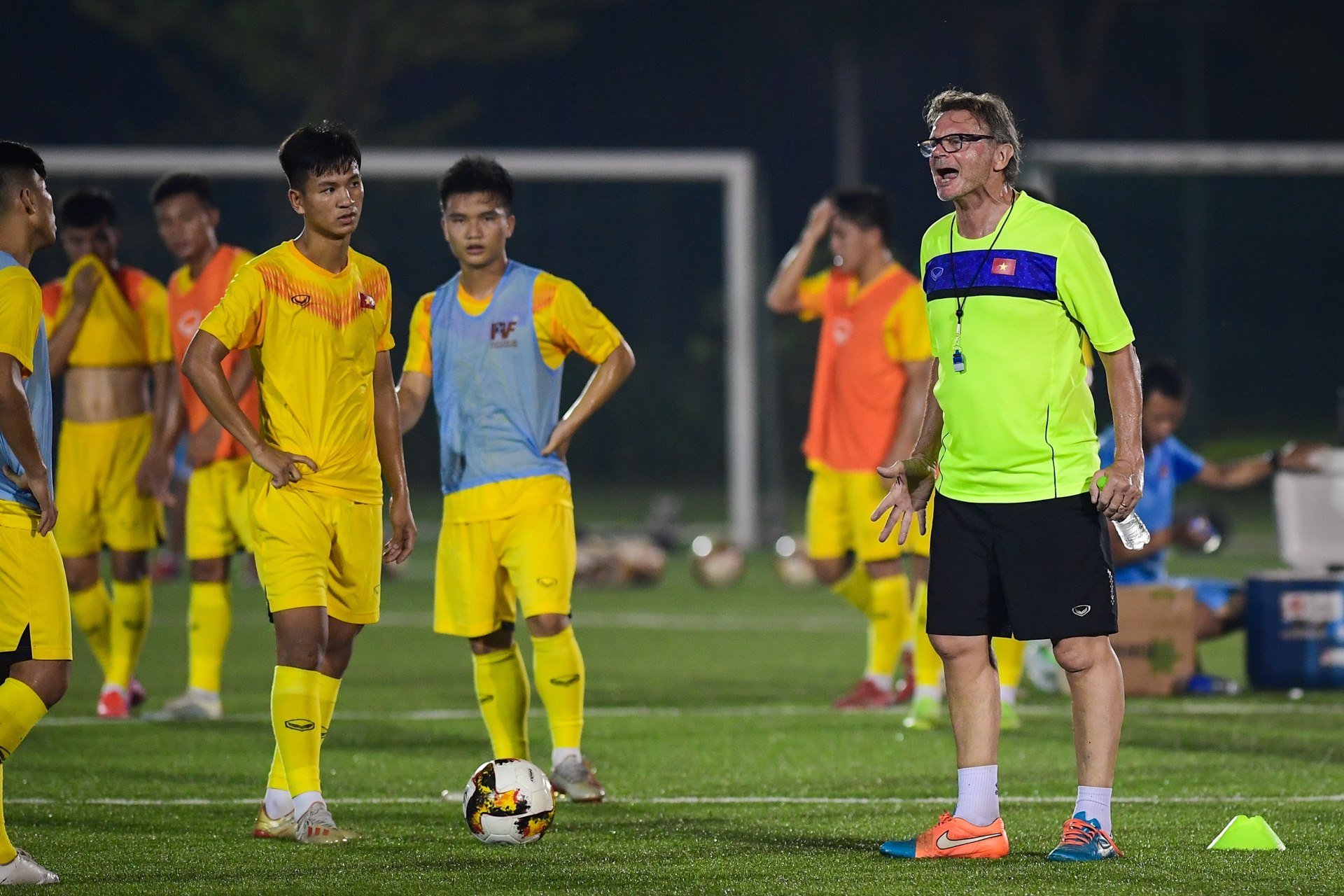 U19 Viet Nam luyen quan luc nua dem anh 6