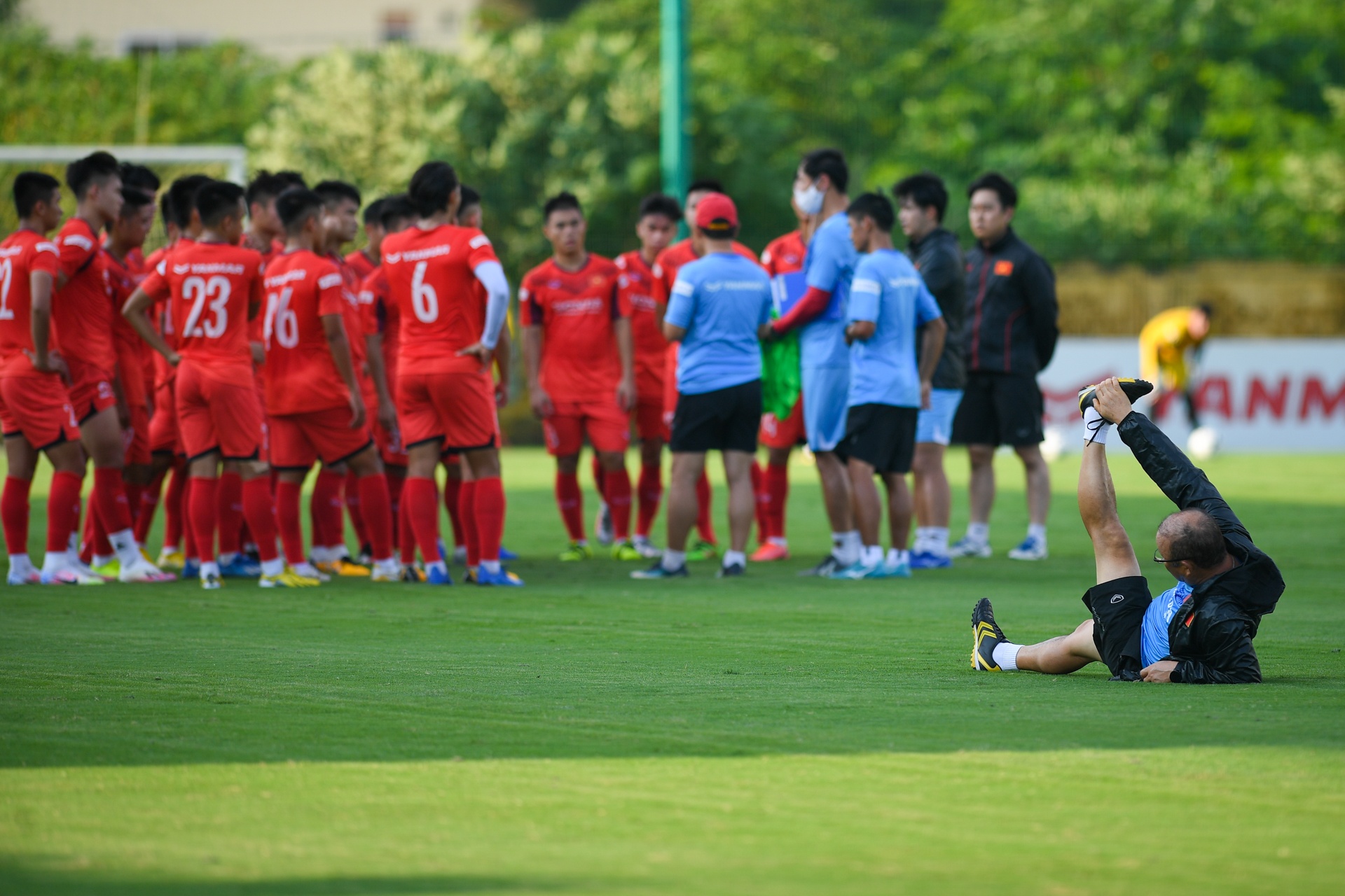 Cau thu U22 Viet Nam hop suc day oto anh 6