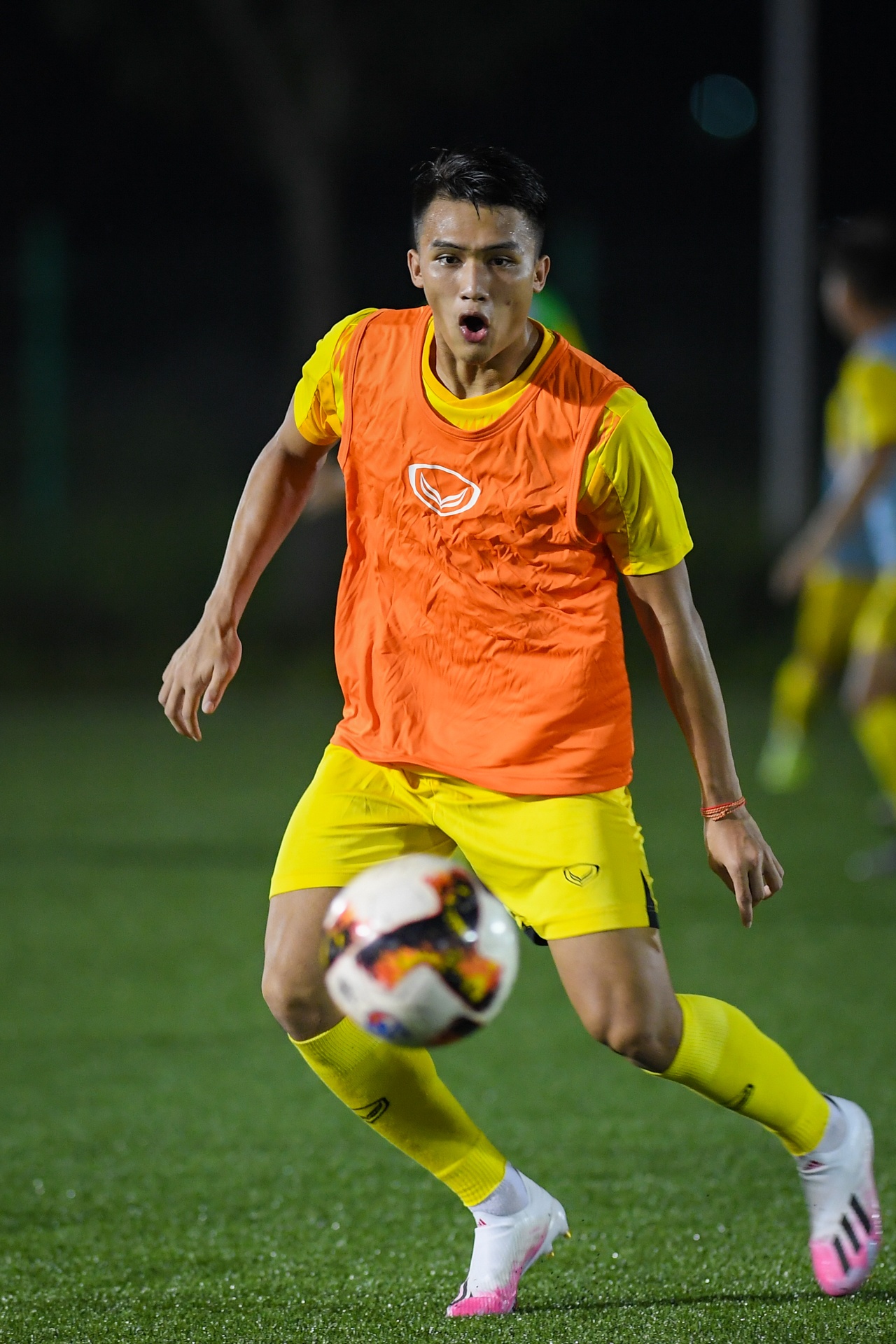 U19 Viet Nam luyen quan luc nua dem anh 8