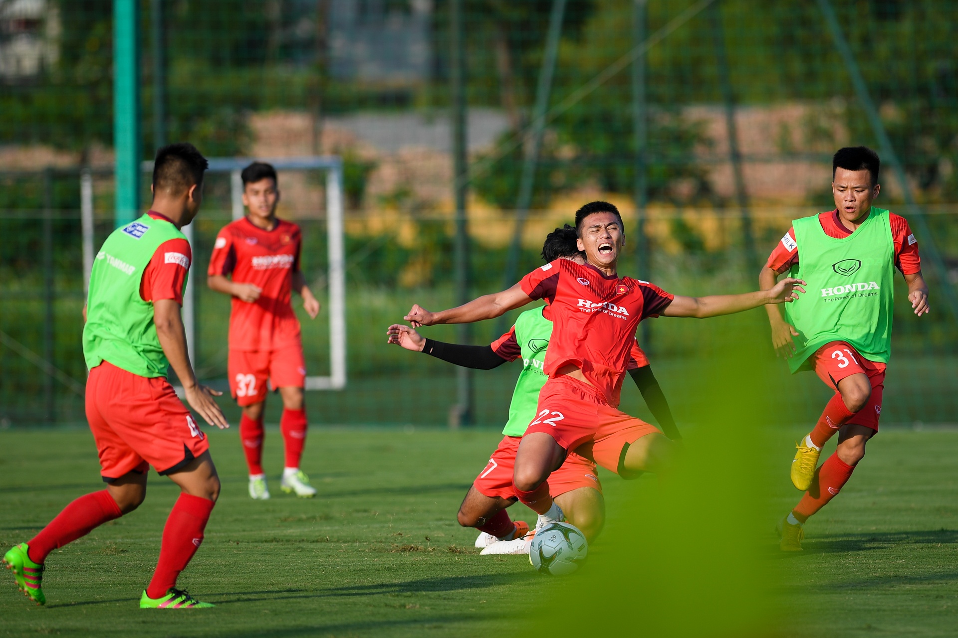 Cau thu U22 Viet Nam hop suc day oto anh 8