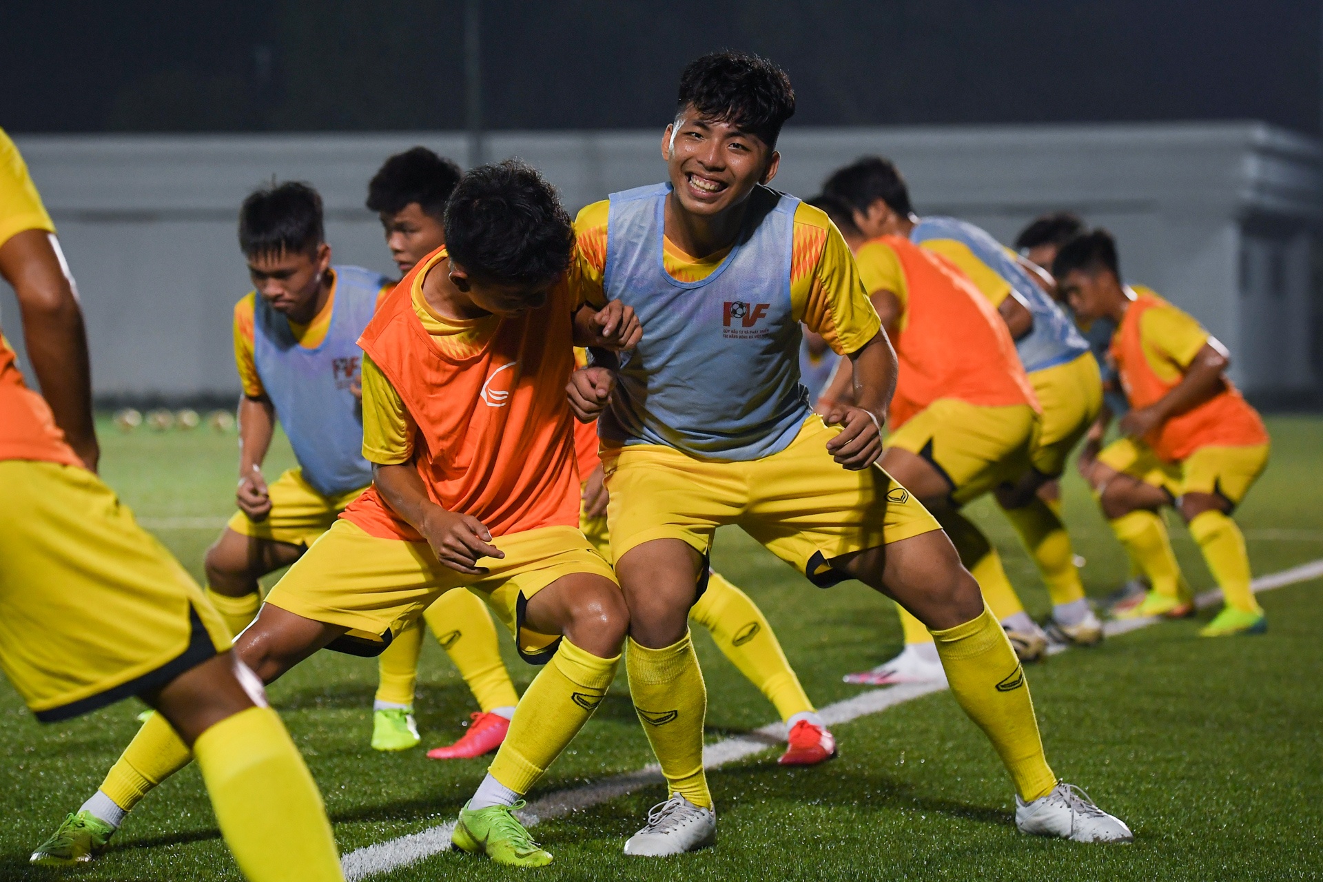 U19 Viet Nam luyen quan luc nua dem anh 9