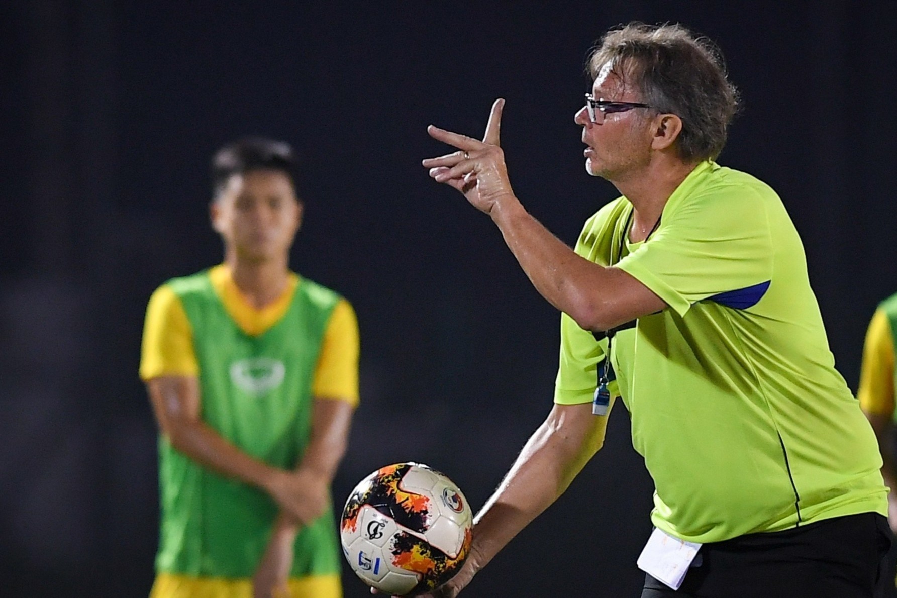 U19 Viet Nam luyen quan luc nua dem hinh anh