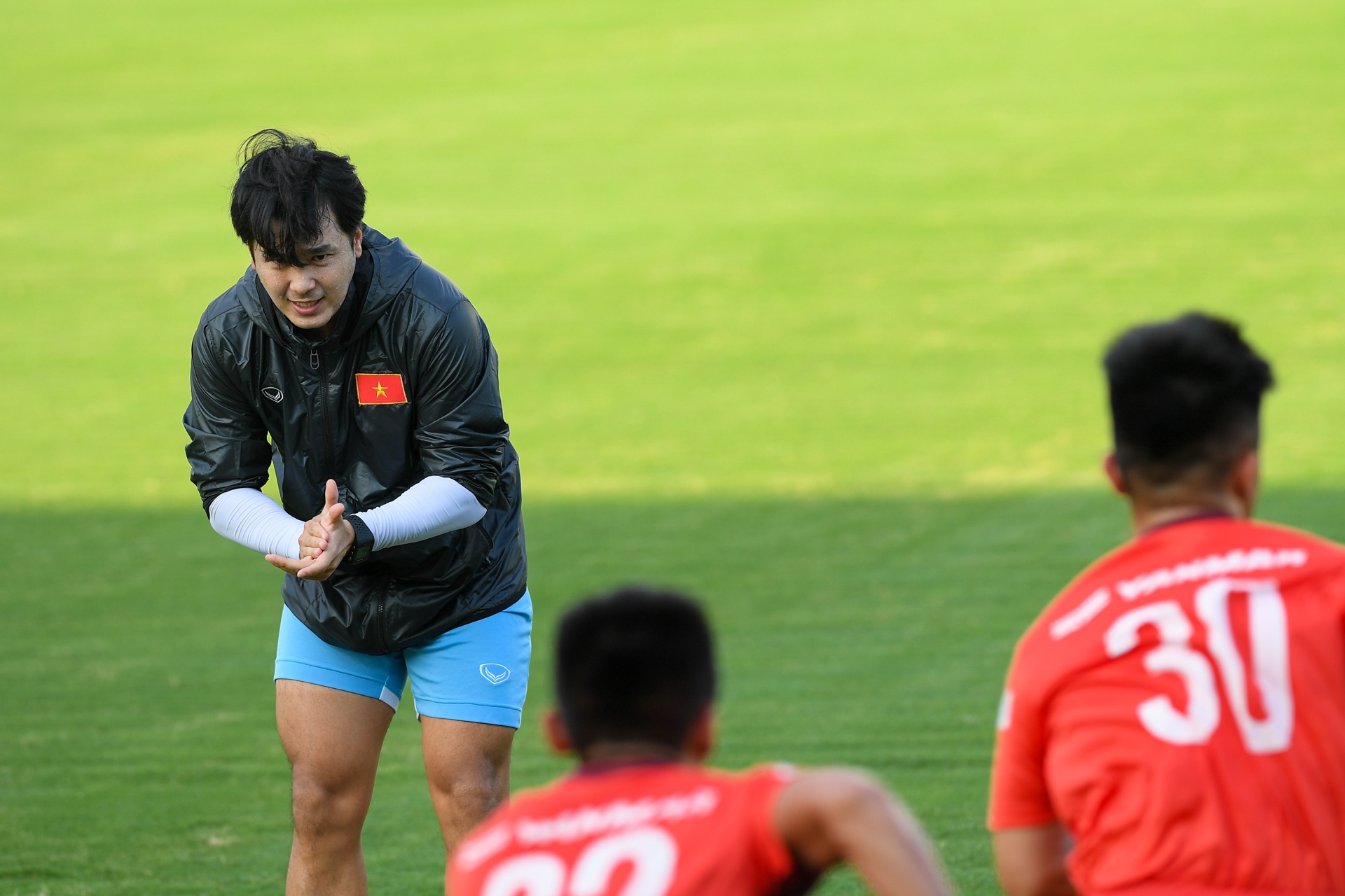 Cau thu U22 Viet Nam hop suc day oto anh 3