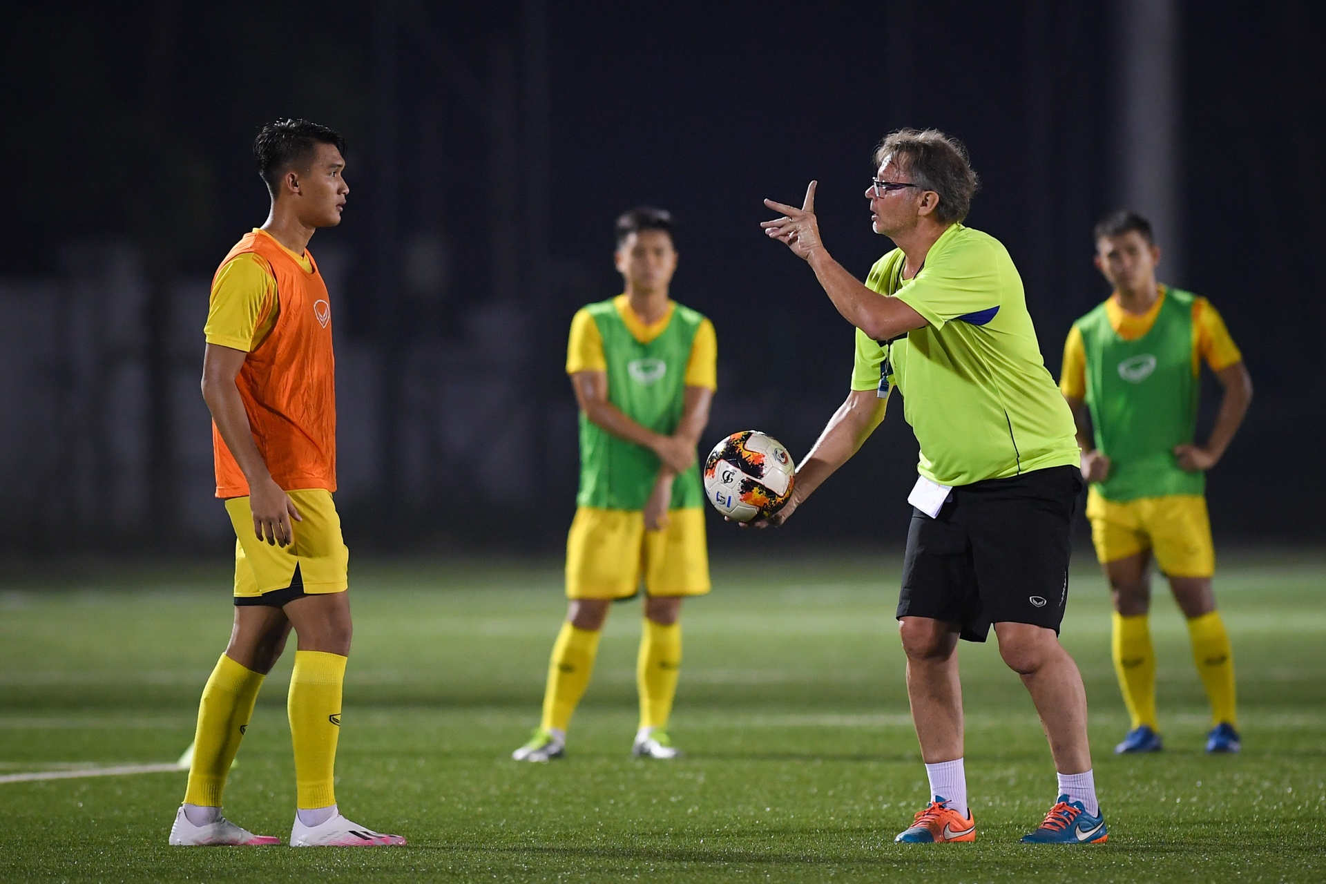 U19 Viet Nam luyen quan luc nua dem anh 7