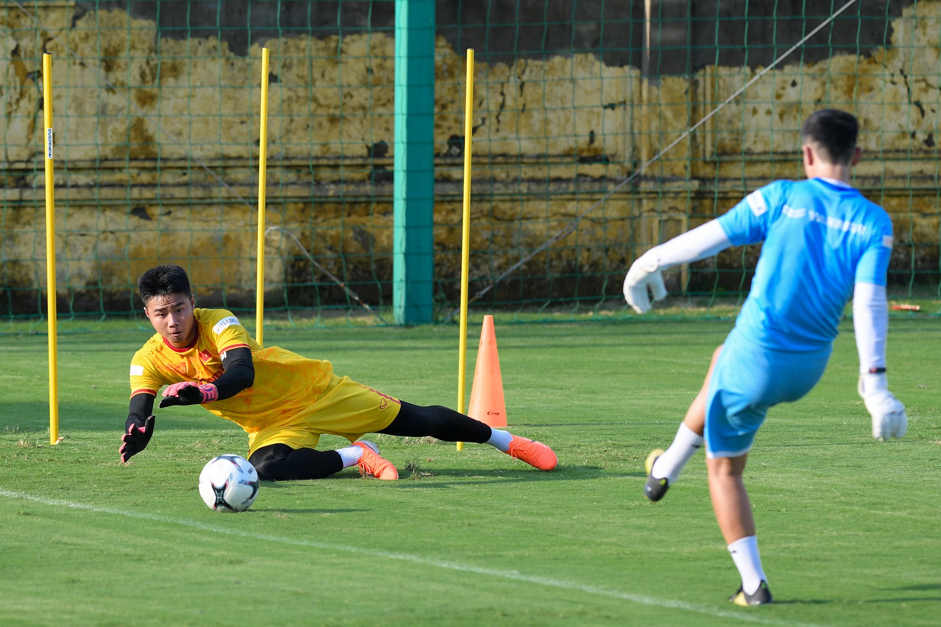 Cau thu U22 Viet Nam hop suc day oto anh 7