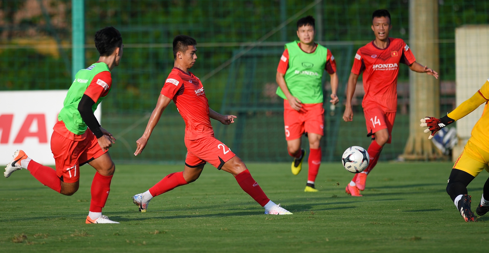 U22 Viet Nam tap luyen duoi nang nong 34 do C hinh anh