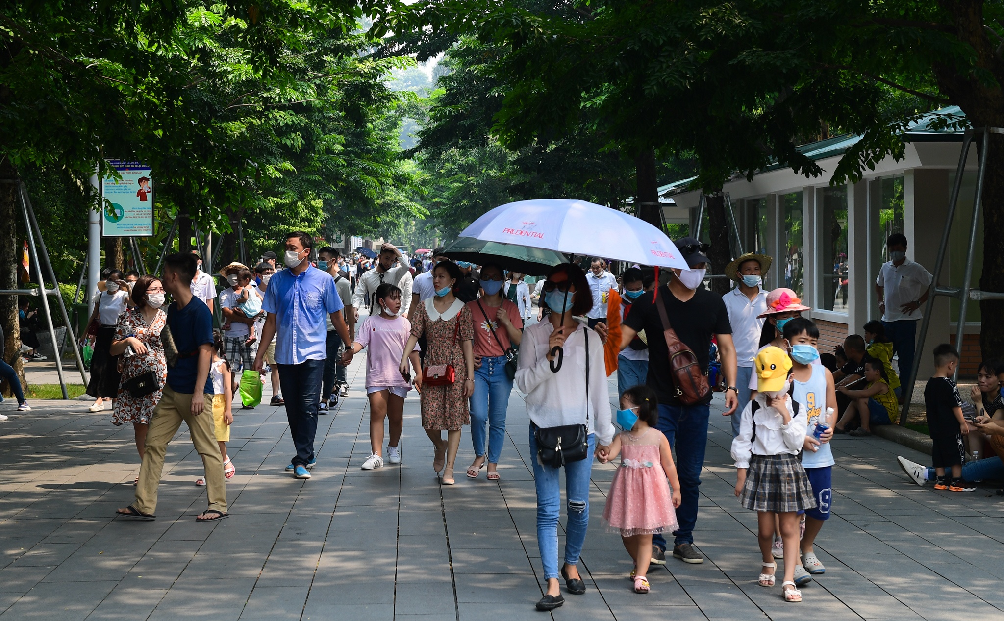 Nguoi dan xep hang vao Lang vieng Bac anh 2