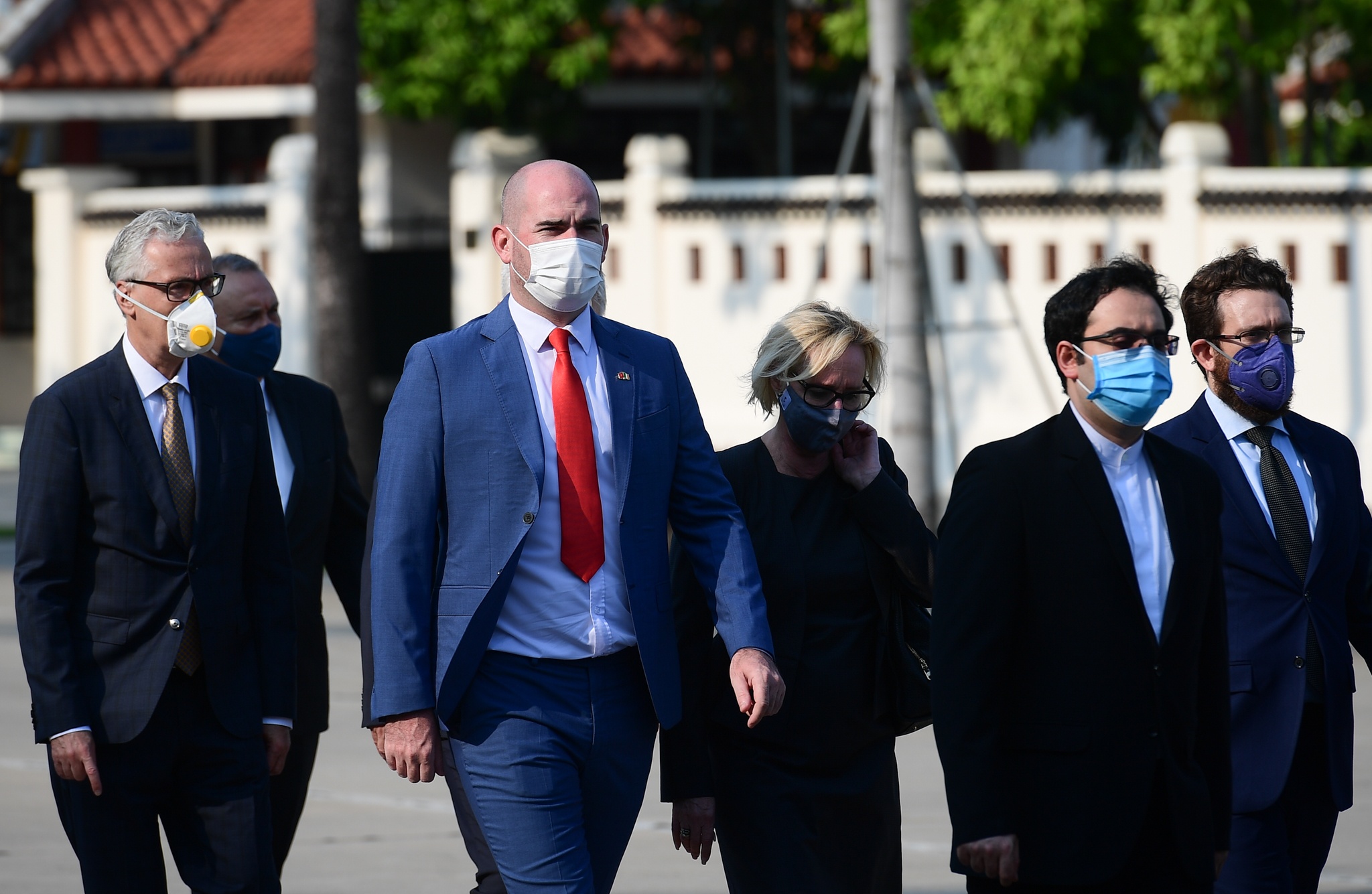 Nguoi dan xep hang vao Lang vieng Bac anh 3