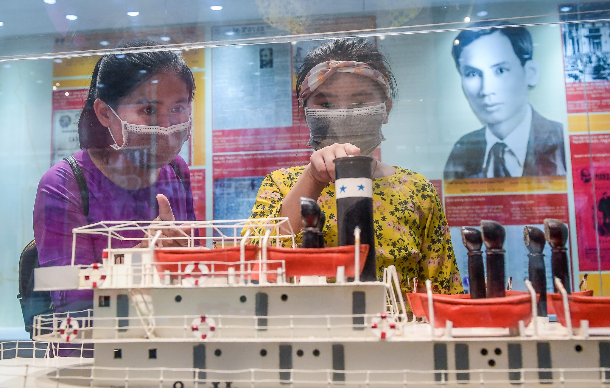 Nguoi dan xep hang vao Lang vieng Bac anh 7