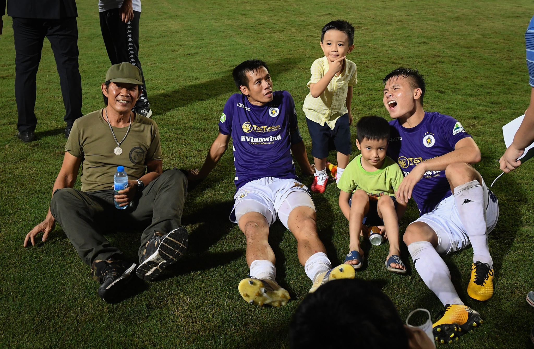 Quang Hai bat nhip cho co dong vien anh 6