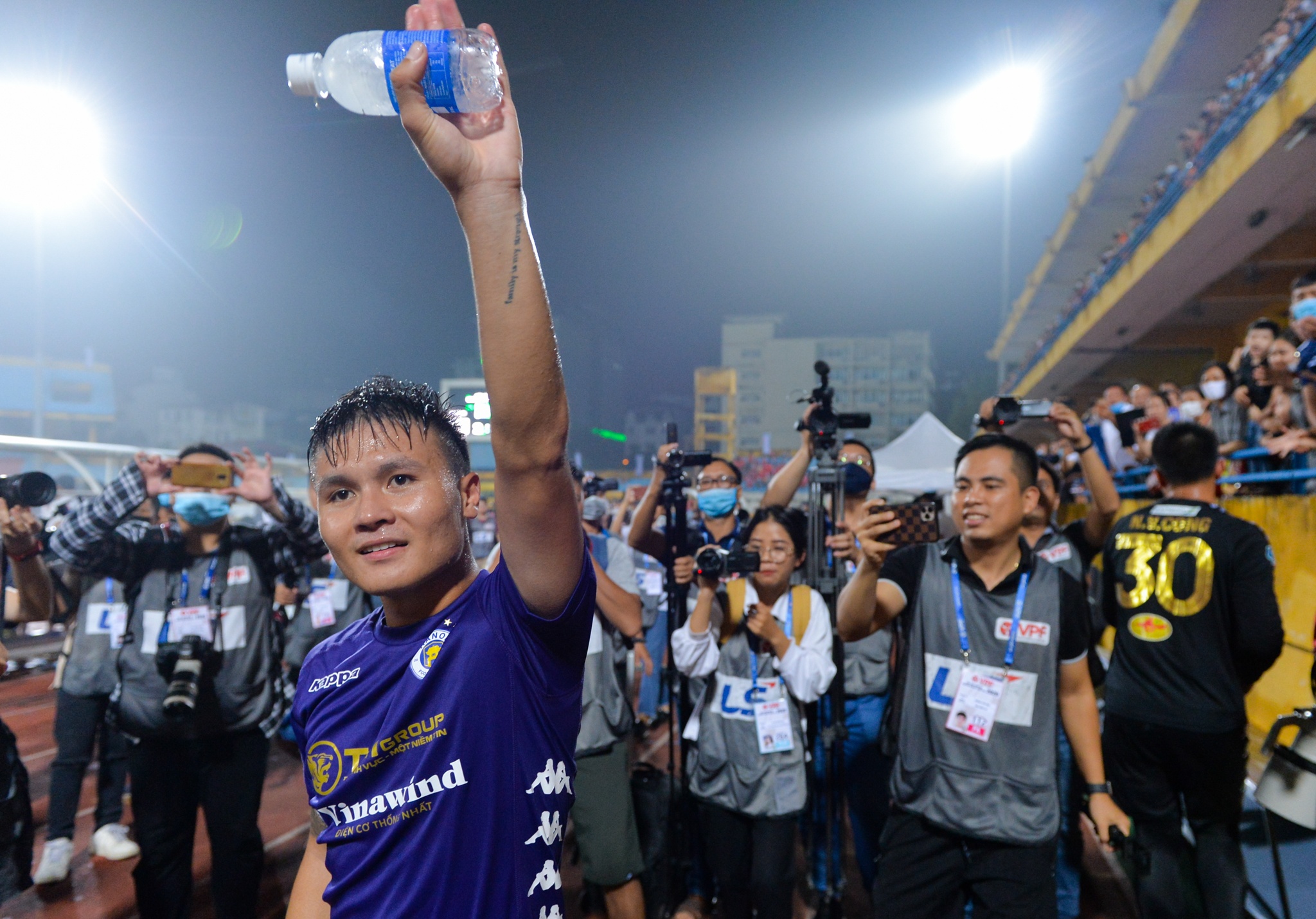 Khoanh khac nguoi hung Quang Hai sau tran chung ket Cup Quoc gia hinh anh