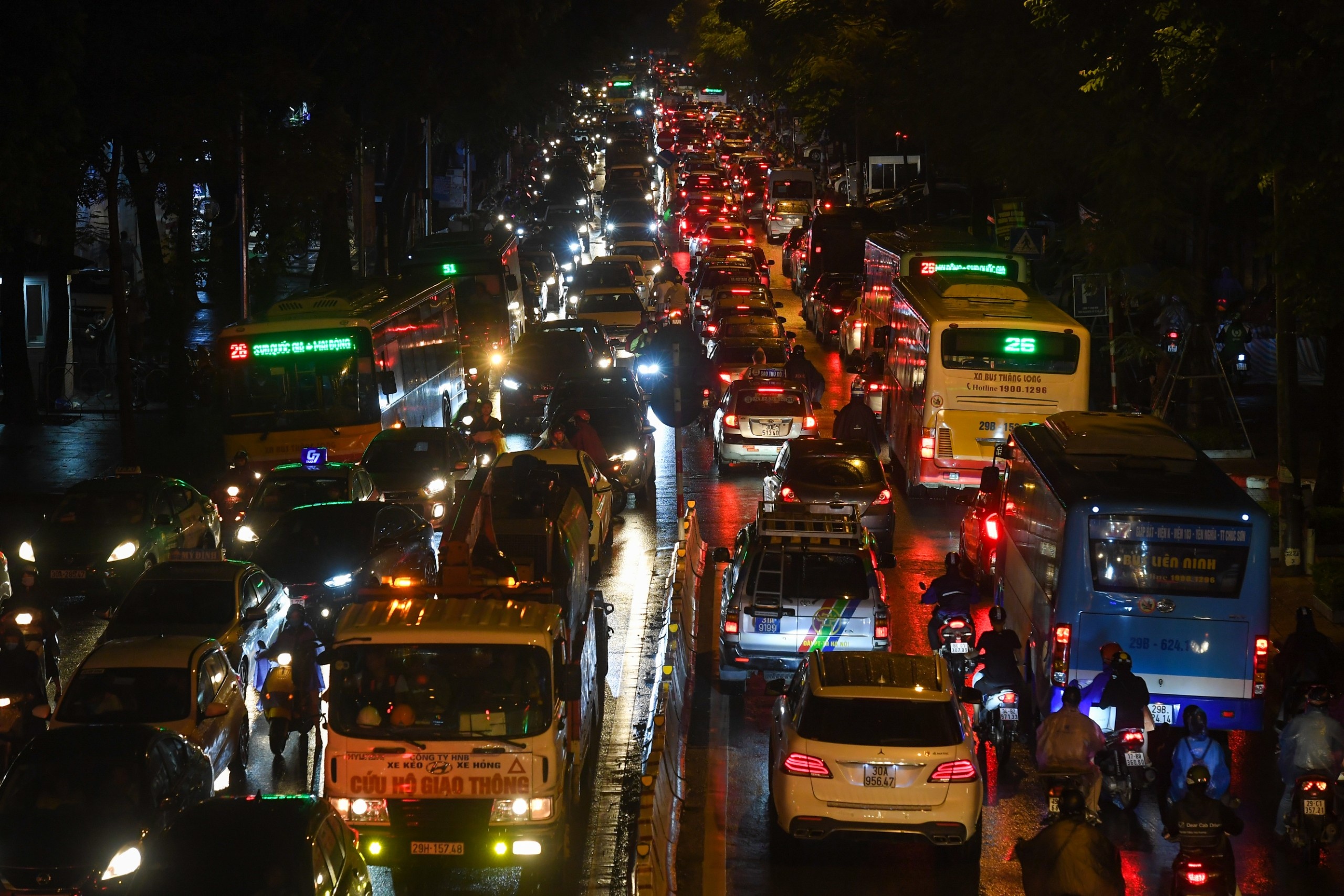 Ha Noi un tac nhieu gio sau tran mua chieu hinh anh
