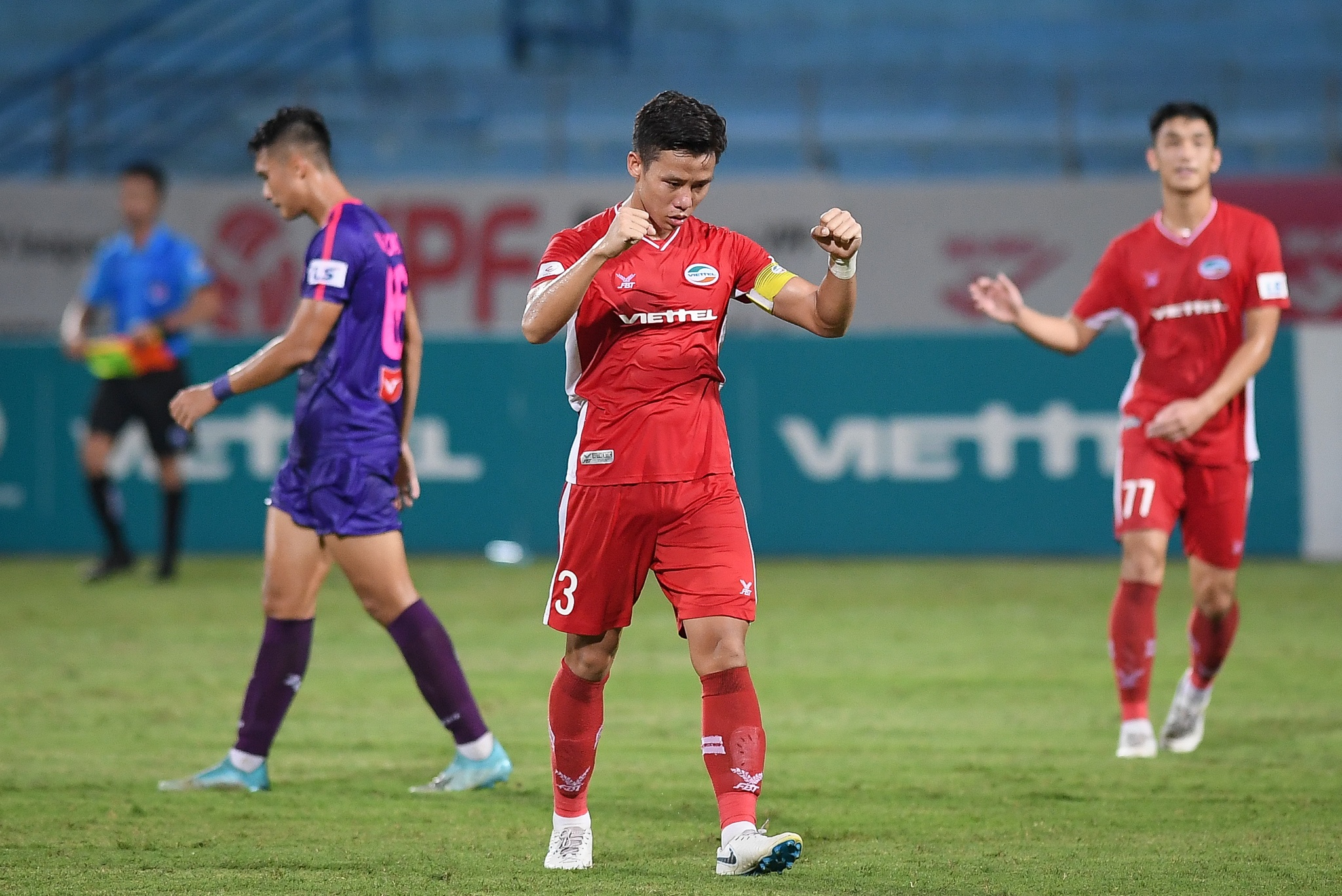 Bui Tien Dung dua vo con di co vu anh 10