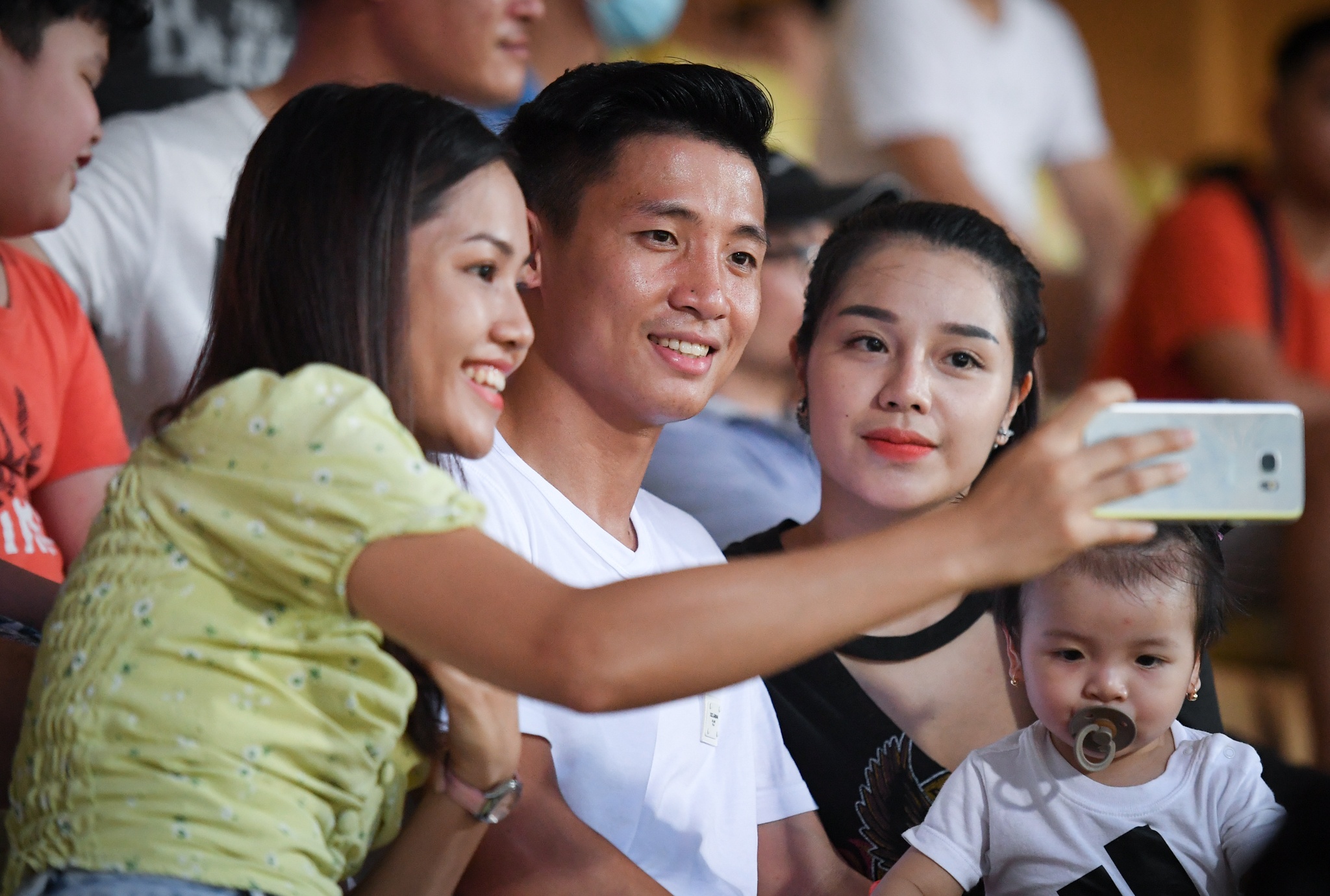 Bui Tien Dung dua vo con di co vu anh 2