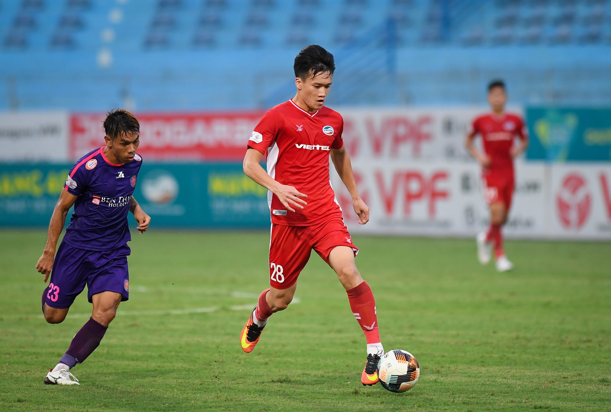 Bui Tien Dung dua vo con di co vu anh 5