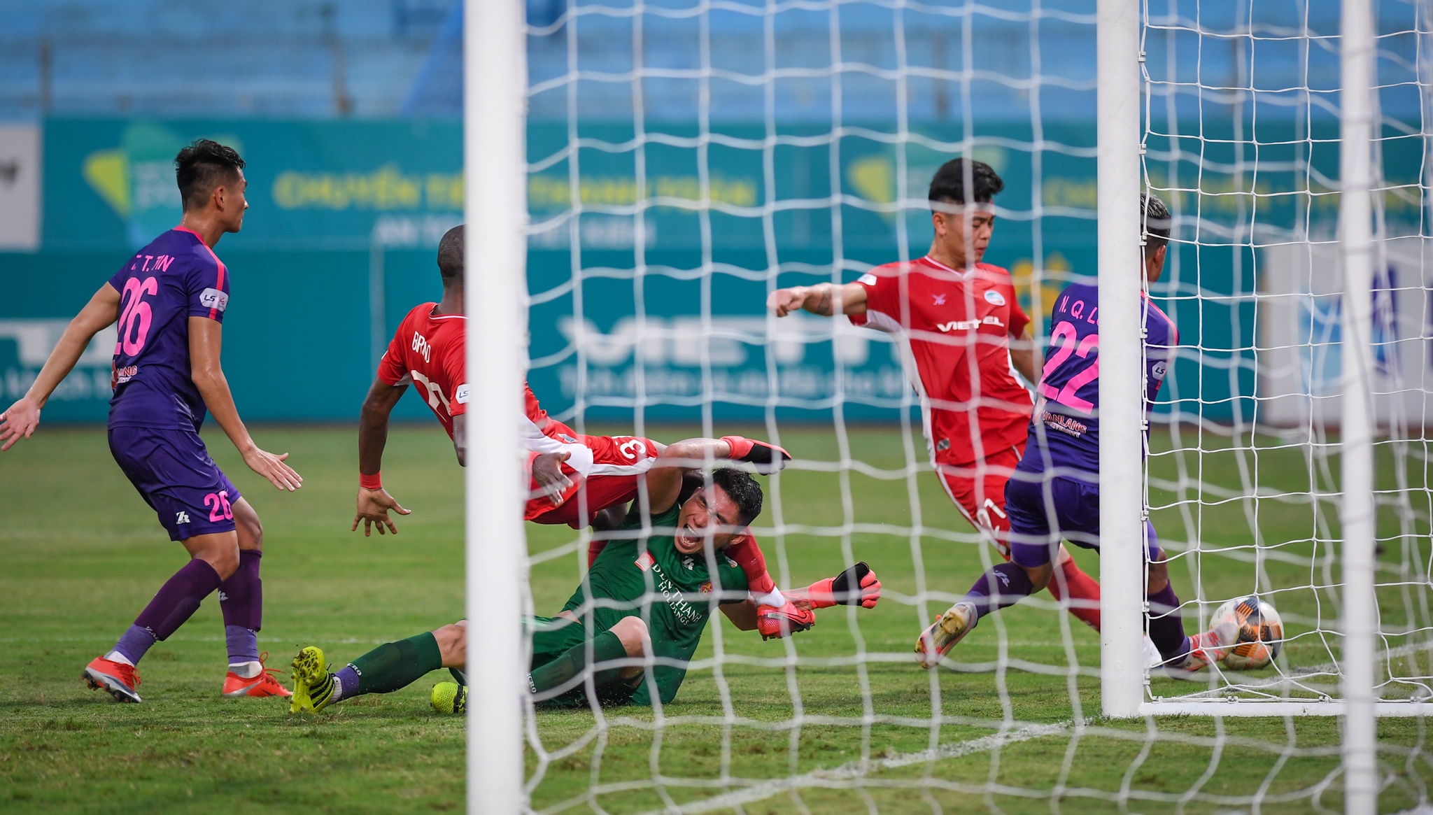 Bui Tien Dung dua vo con di co vu anh 8