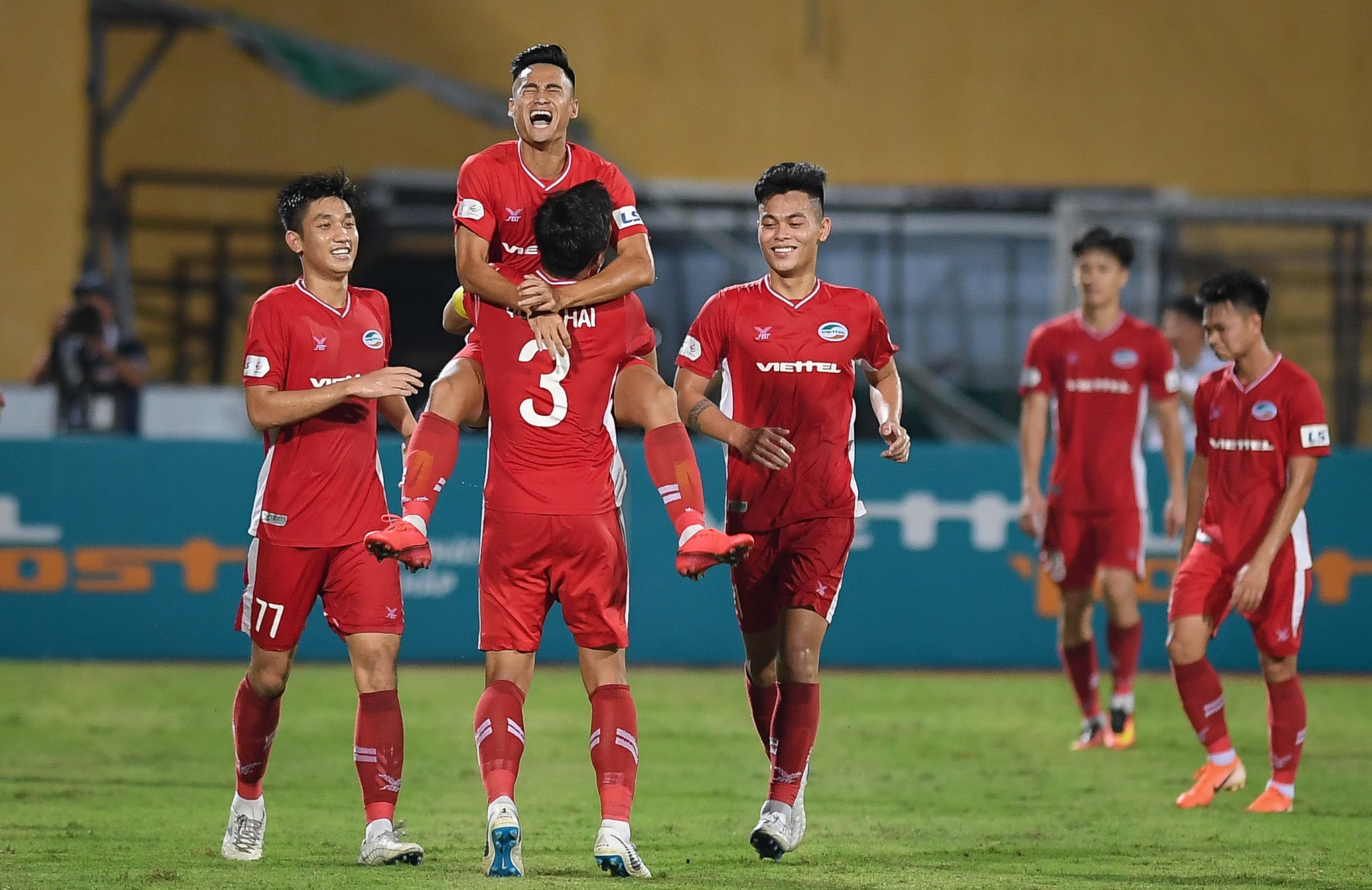 Bui Tien Dung dua vo con di co vu anh 9