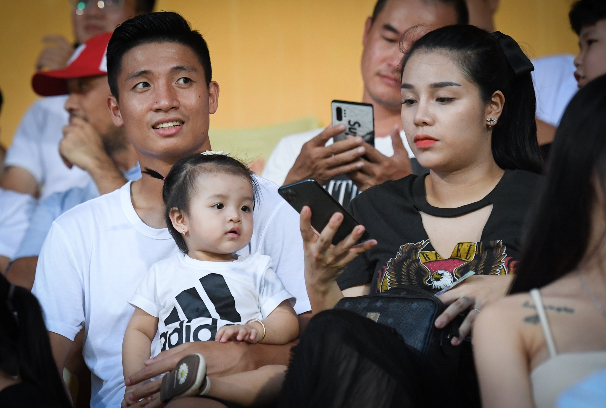 Bui Tien Dung cung vo con co vu CLB Viettel hinh anh