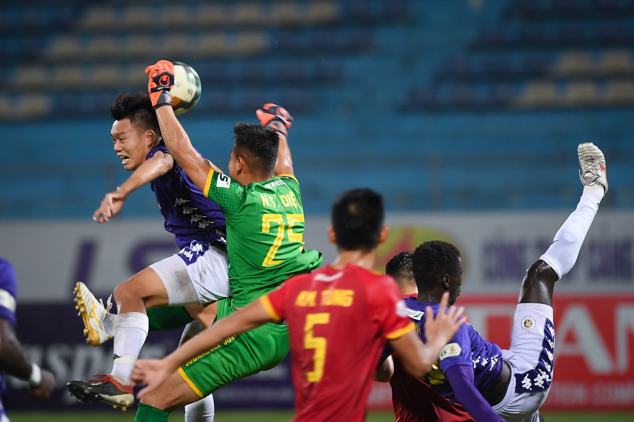 Thanh Chung buc xuc vi doi thu cau gio anh 3