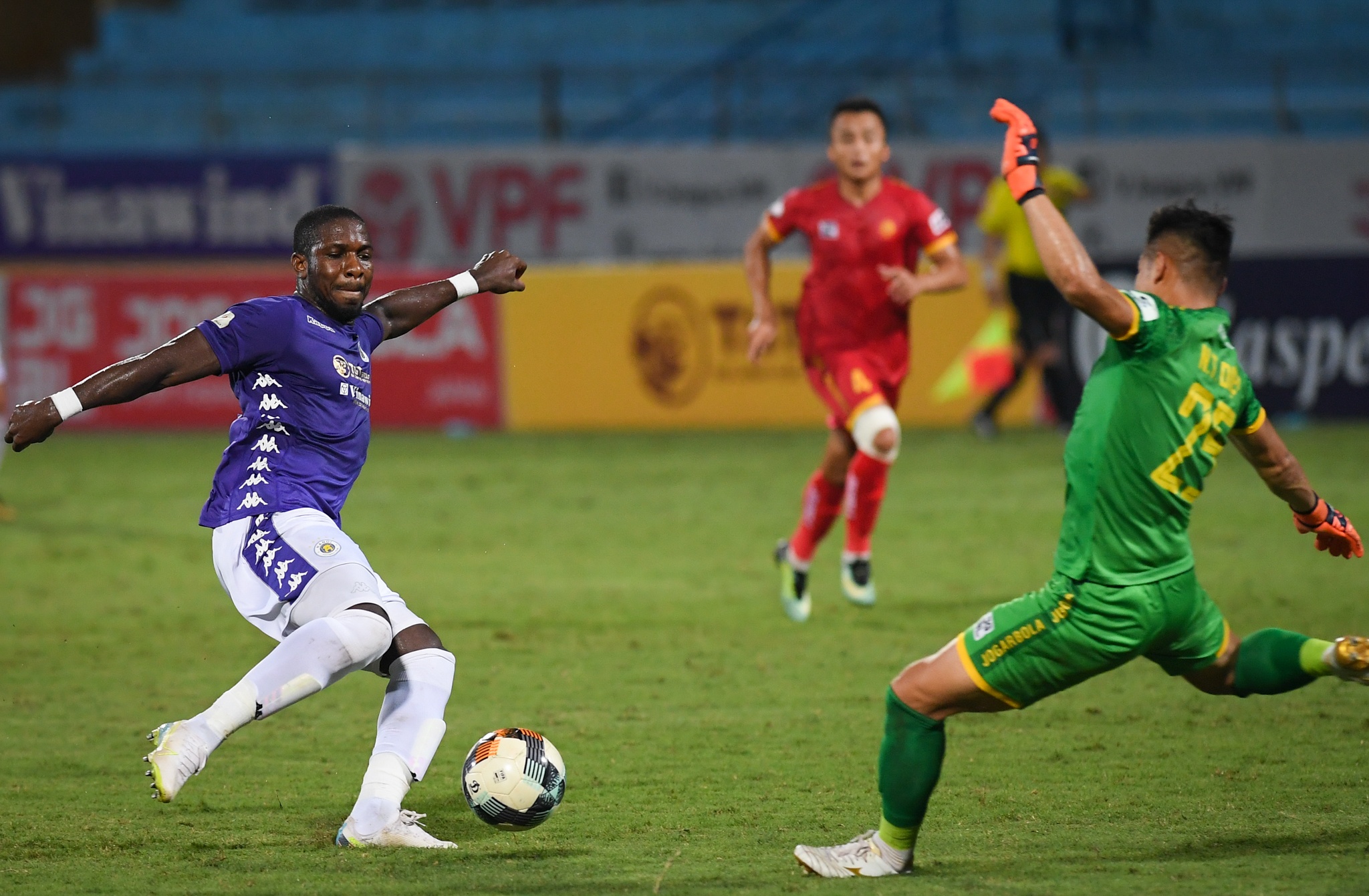 Thanh Chung buc xuc vi doi thu cau gio anh 7