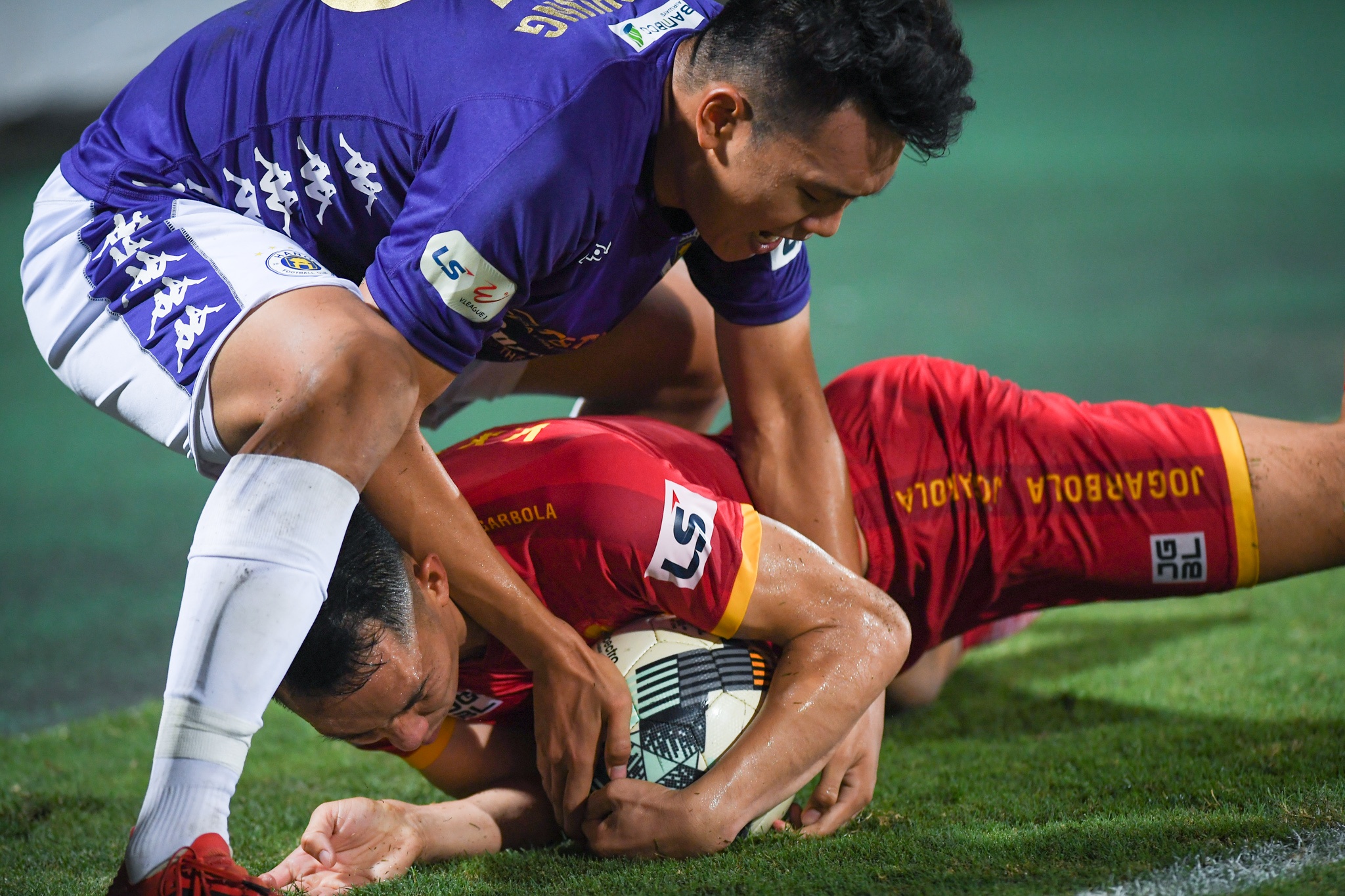 Thanh Chung buc xuc vi cau thu Thanh Hoa om bong cau gio hinh anh