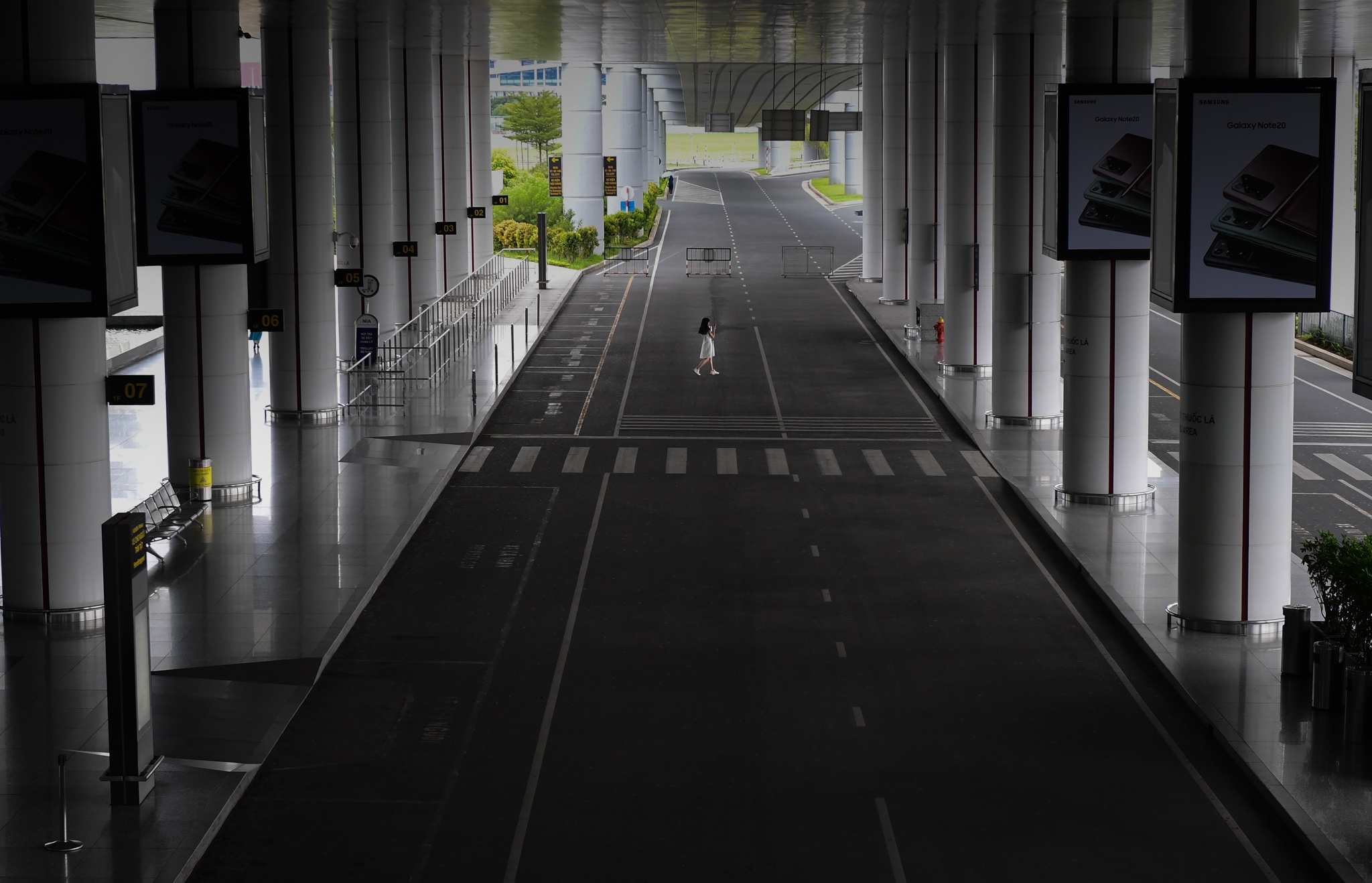 Nha ga quoc te Noi Bai vang lang hinh anh