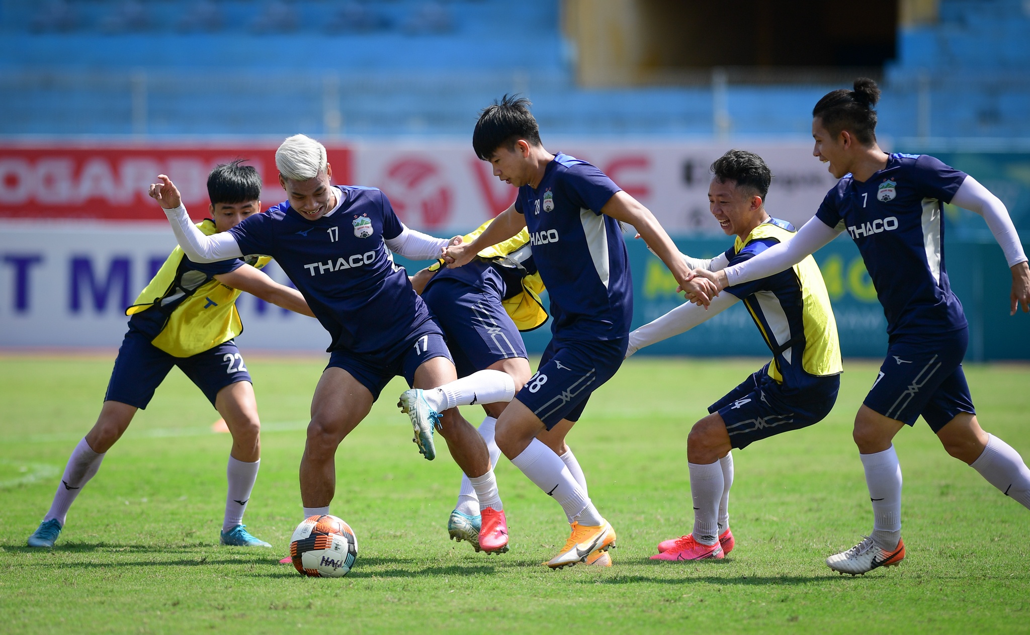 Tuan Anh nam tay Van Toan tranh bong anh 10