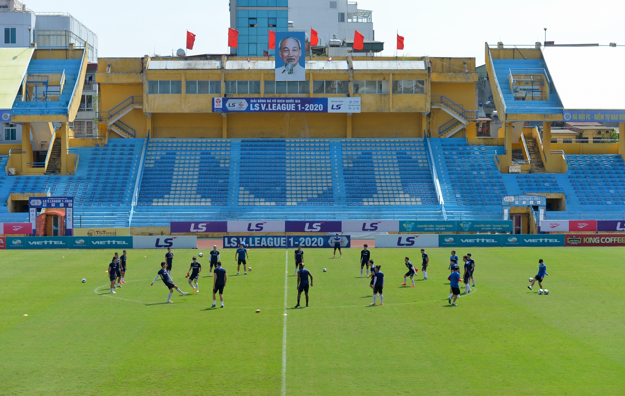 Tuan Anh nam tay Van Toan tranh bong anh 1