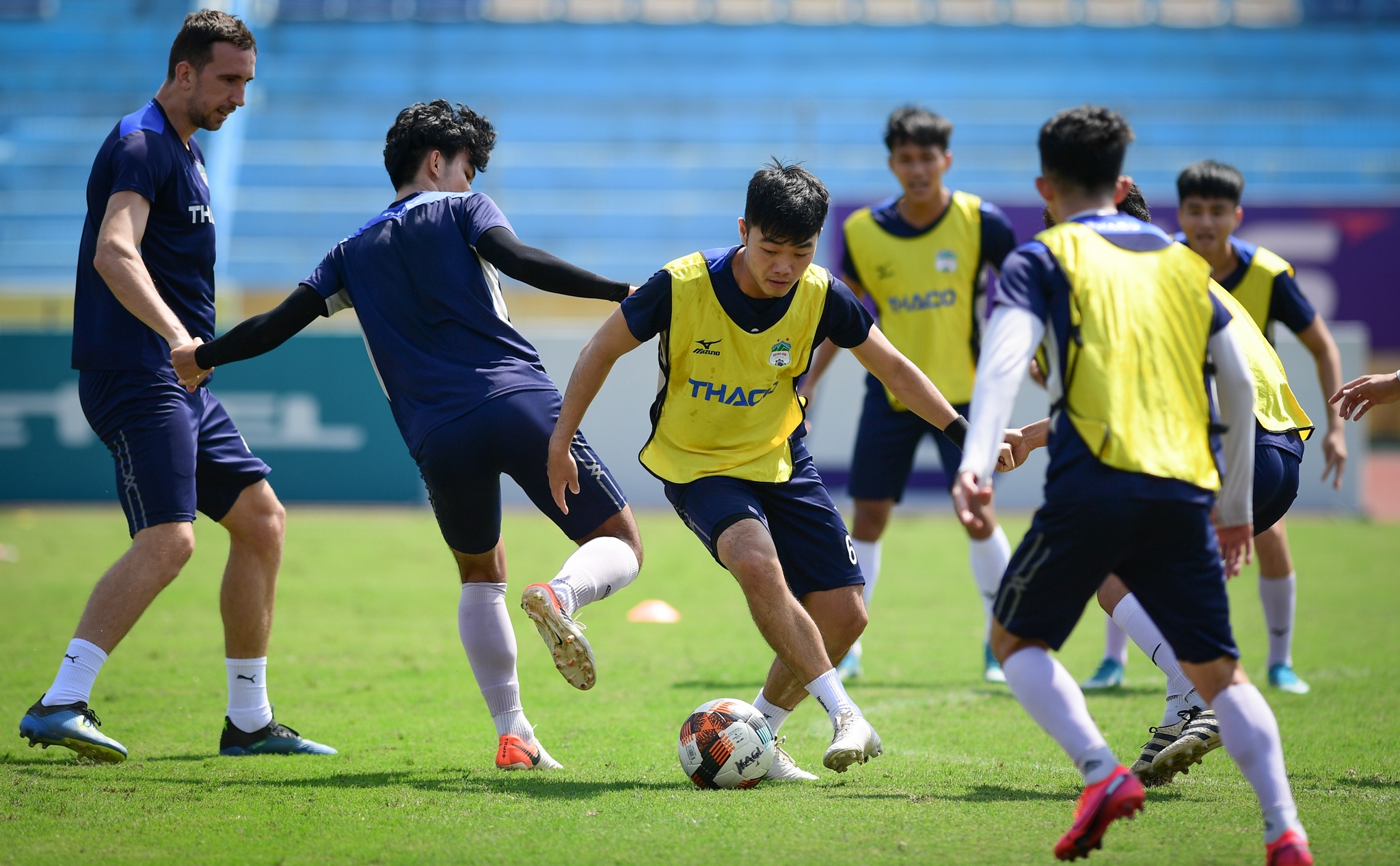 Tuan Anh nam tay Van Toan tranh bong anh 4