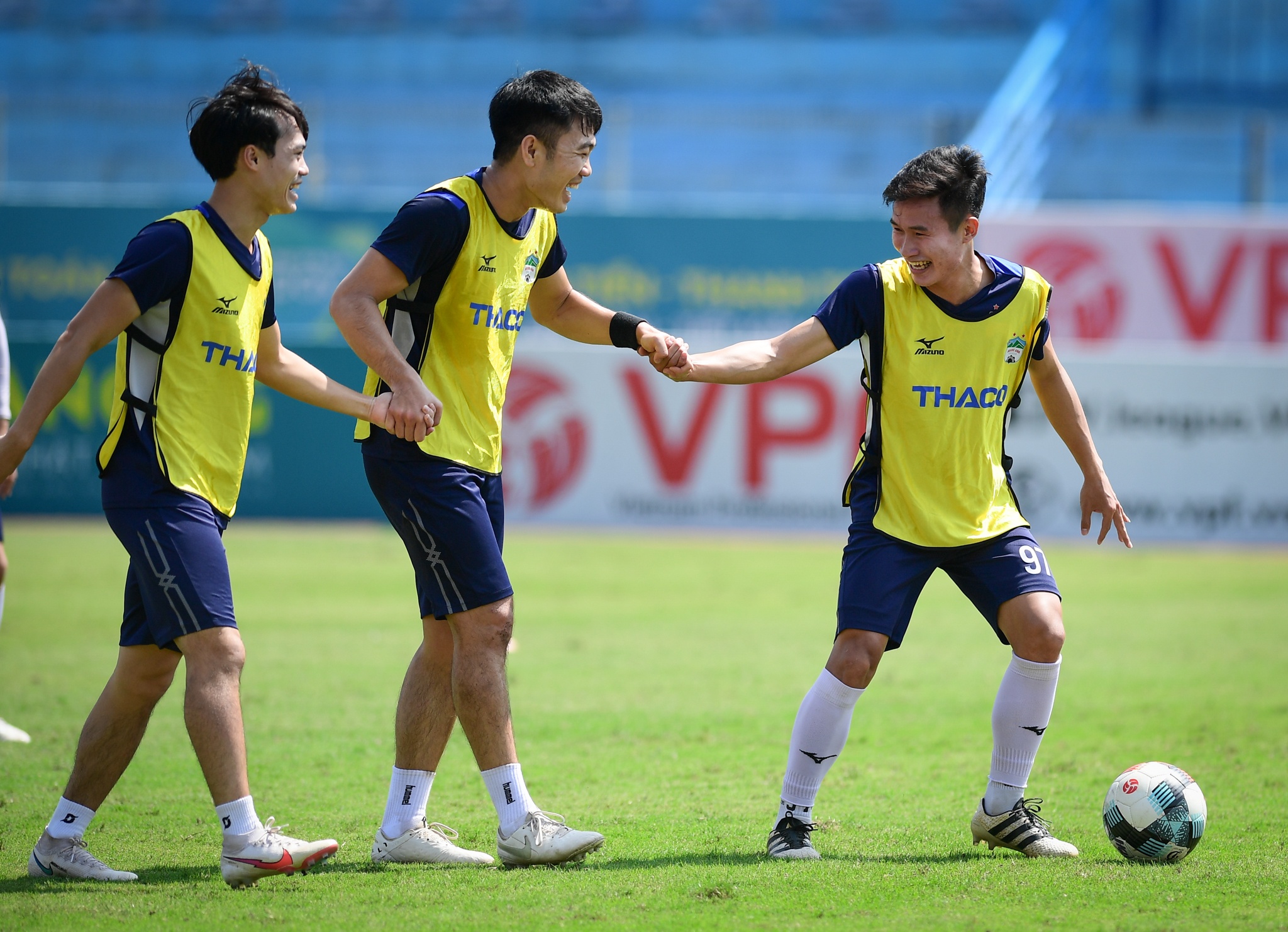 Tuan Anh nam tay Van Toan tranh bong anh 5